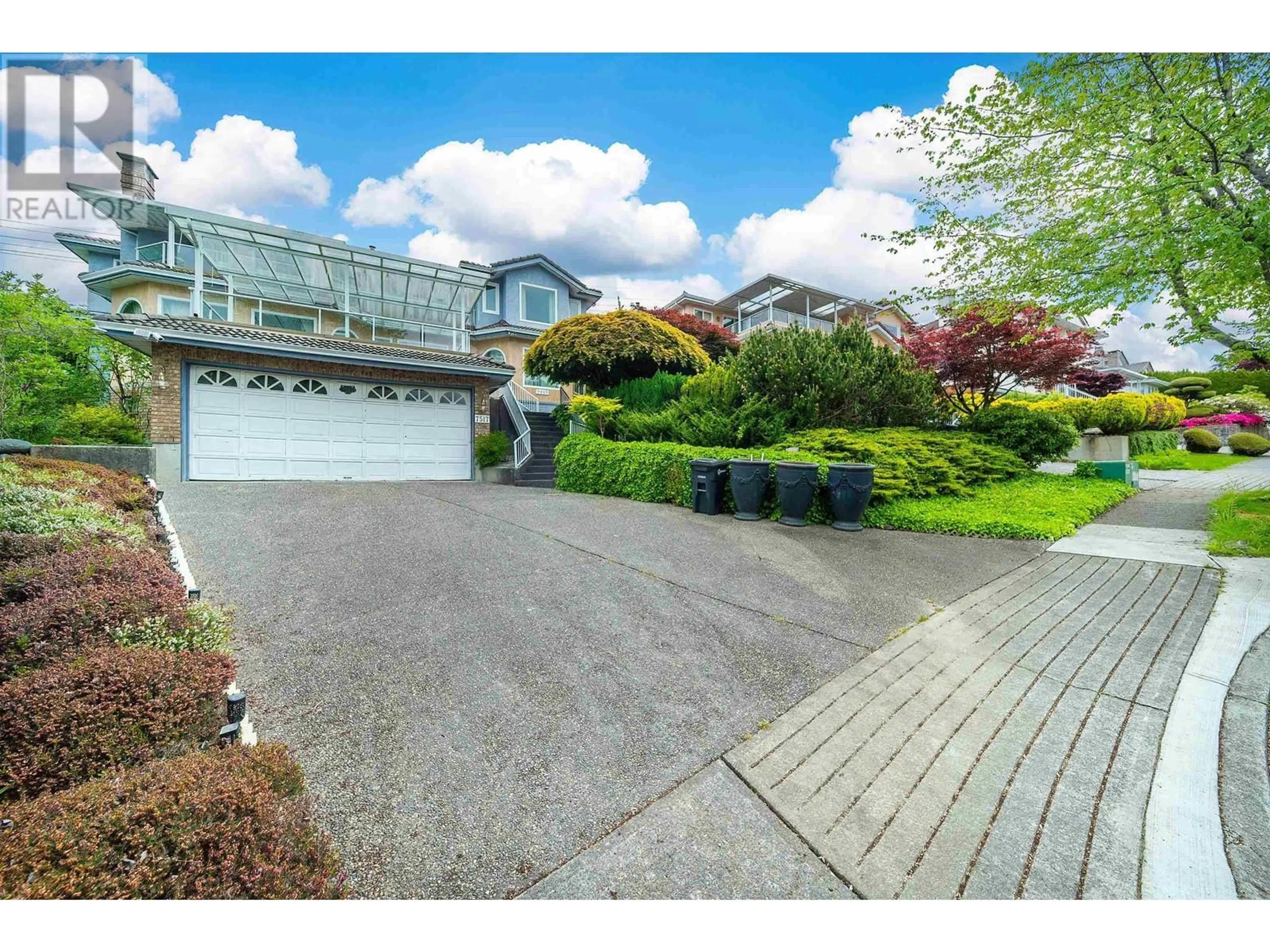 A pic from outside/outdoor area/front of a property/back of a property/a pic from drone, street for 7517 KILREA PLACE, Burnaby British Columbia V5A4T5