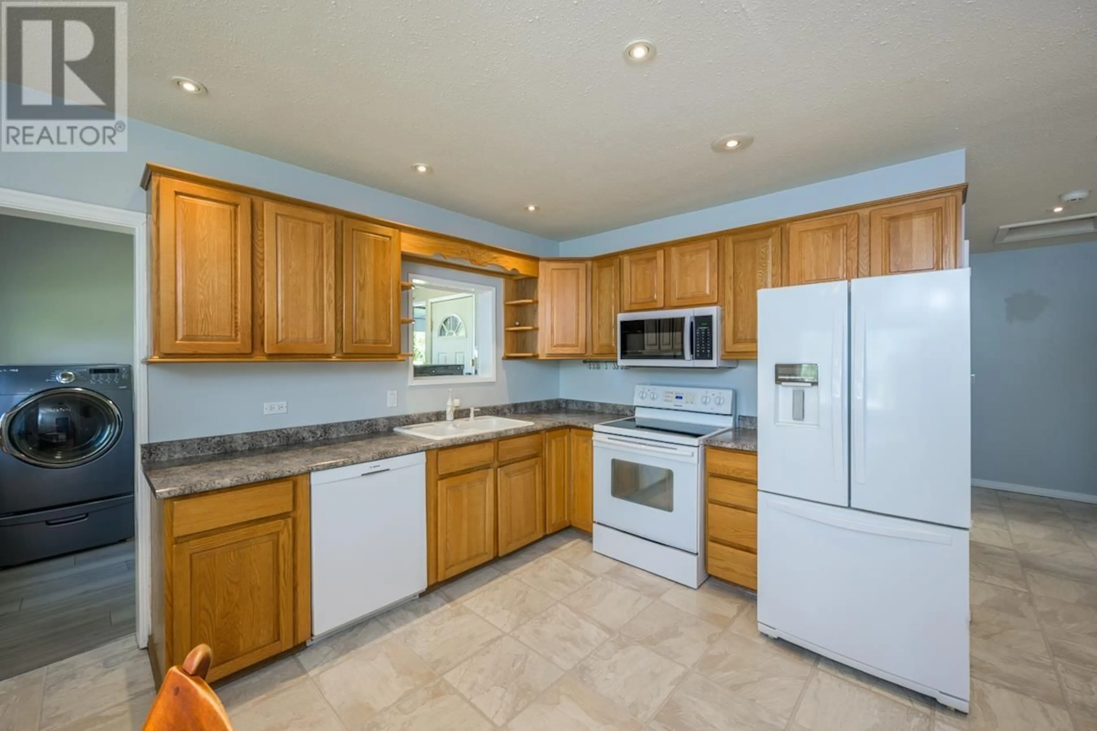 Standard kitchen, ceramic/tile floor for 2198 LAURIER CRESCENT, Prince George British Columbia V2M2A7