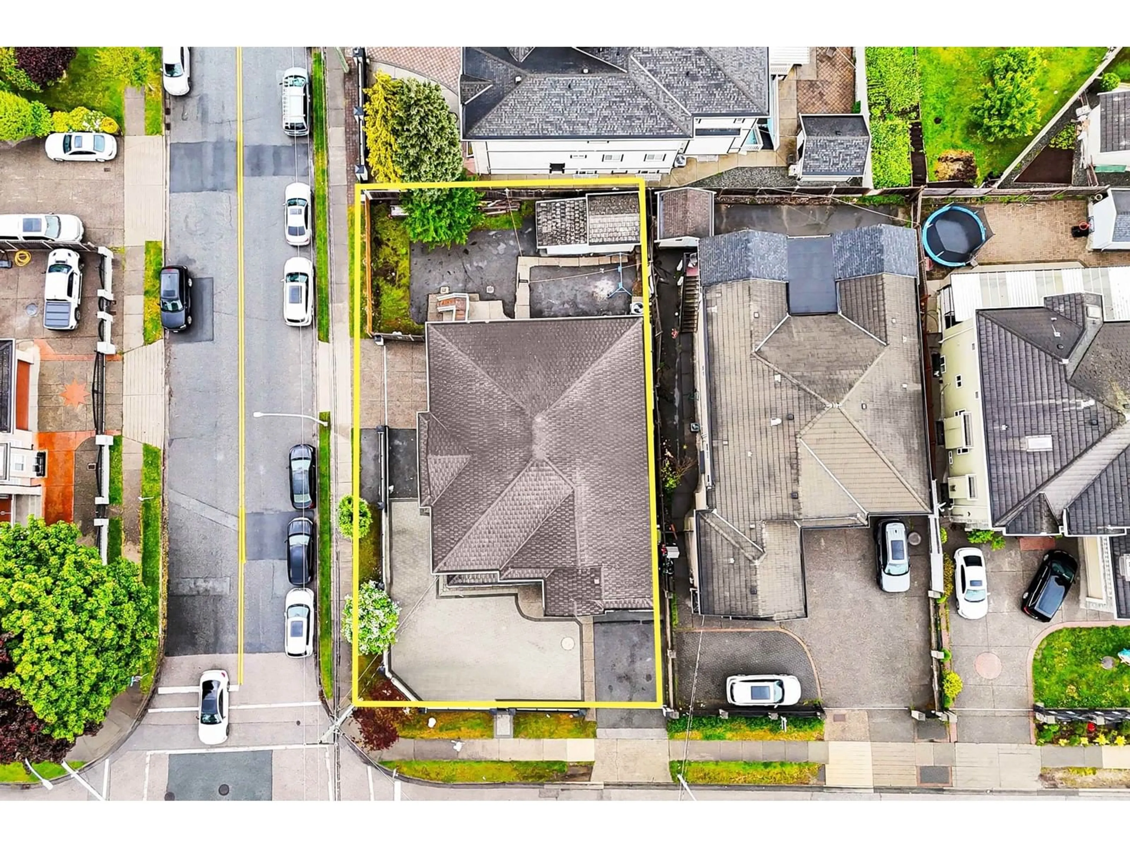 A pic from outside/outdoor area/front of a property/back of a property/a pic from drone, street for 13015 68, Surrey British Columbia V3W2E5