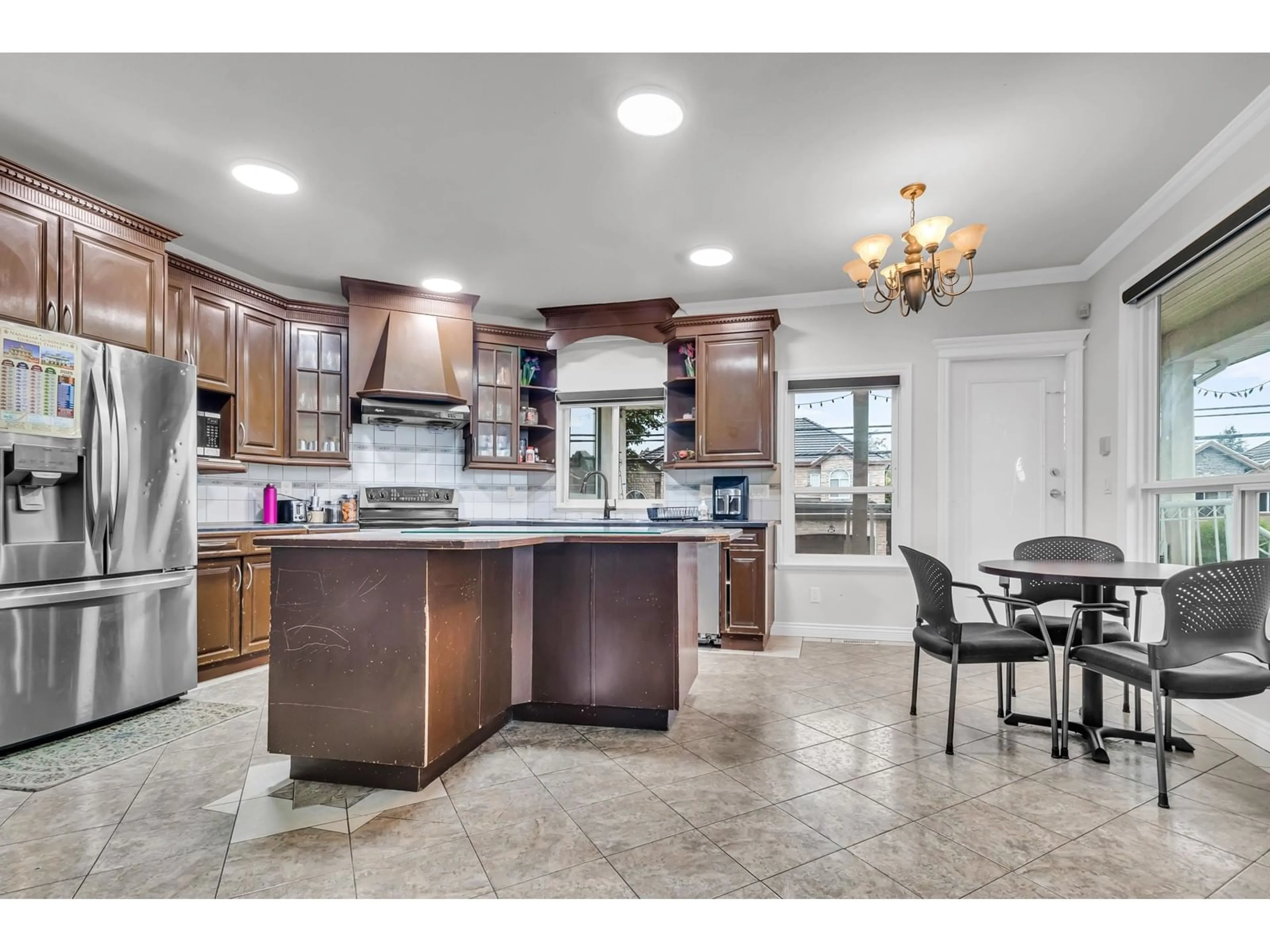 Open concept kitchen, ceramic/tile floor for 13015 68, Surrey British Columbia V3W2E5