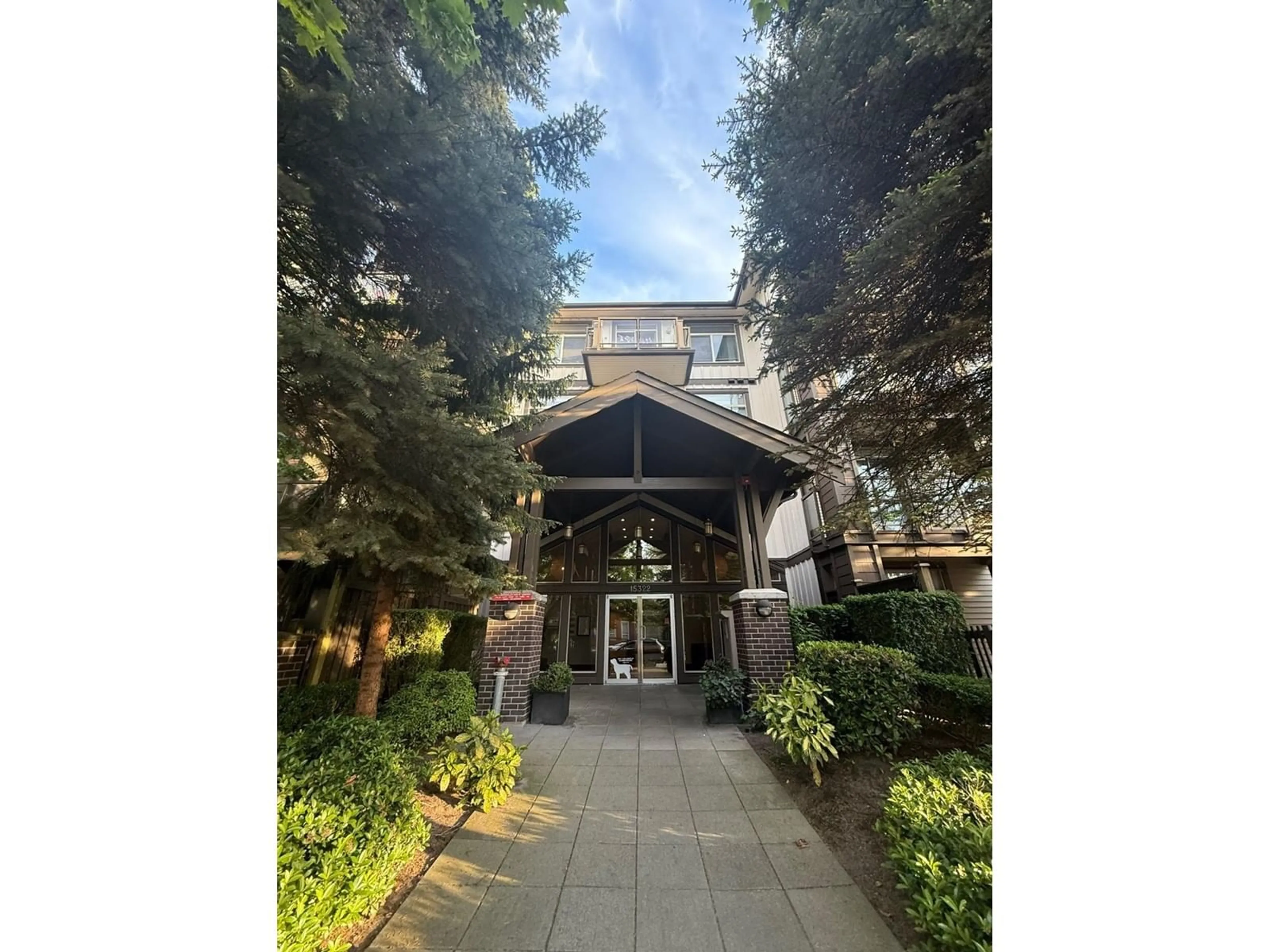 Indoor foyer for 413 - 15322 101, Surrey British Columbia V3R4G9