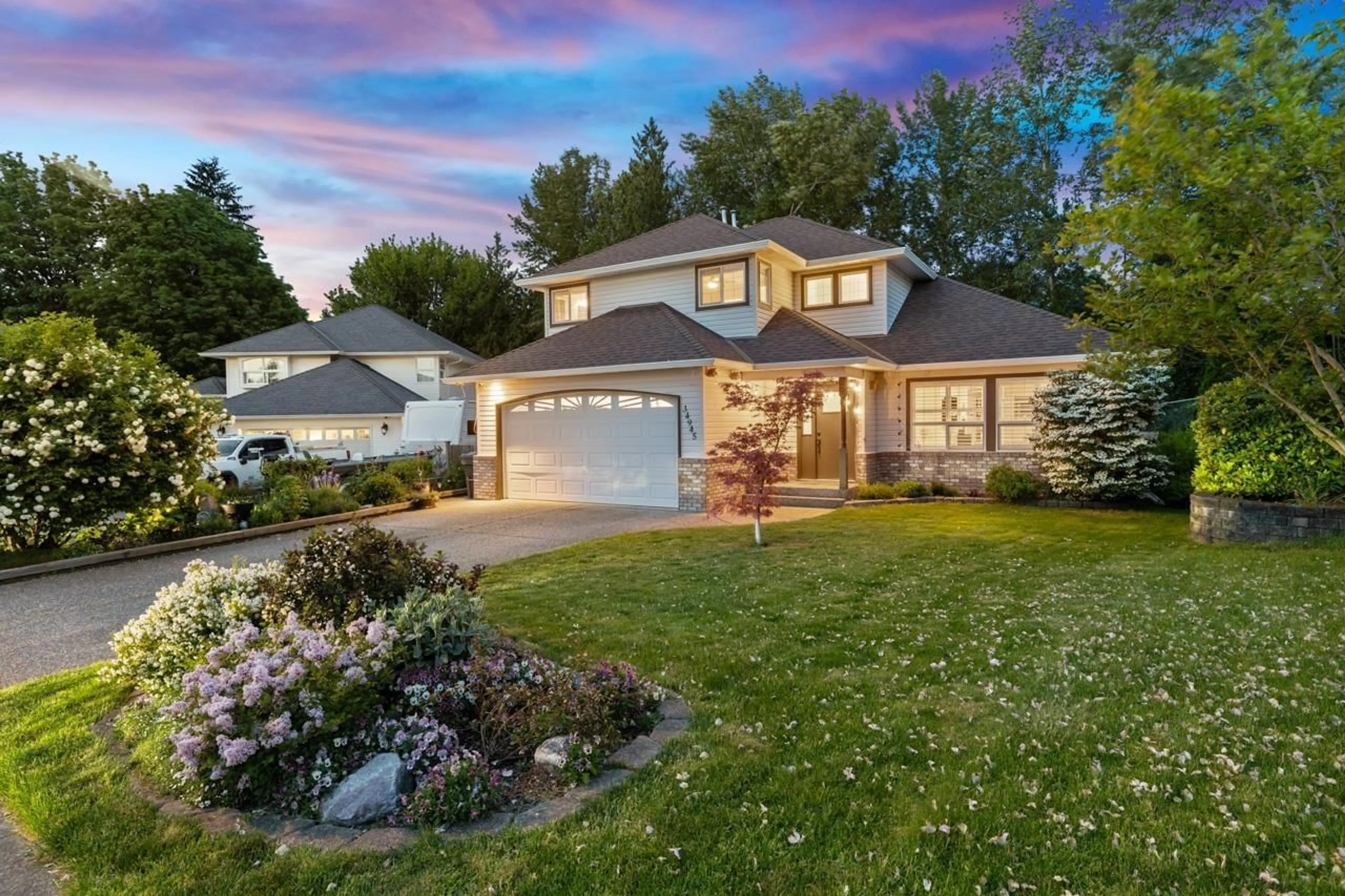 Home with vinyl exterior material, street for 34945 MILLAR, Abbotsford British Columbia V2S7K5
