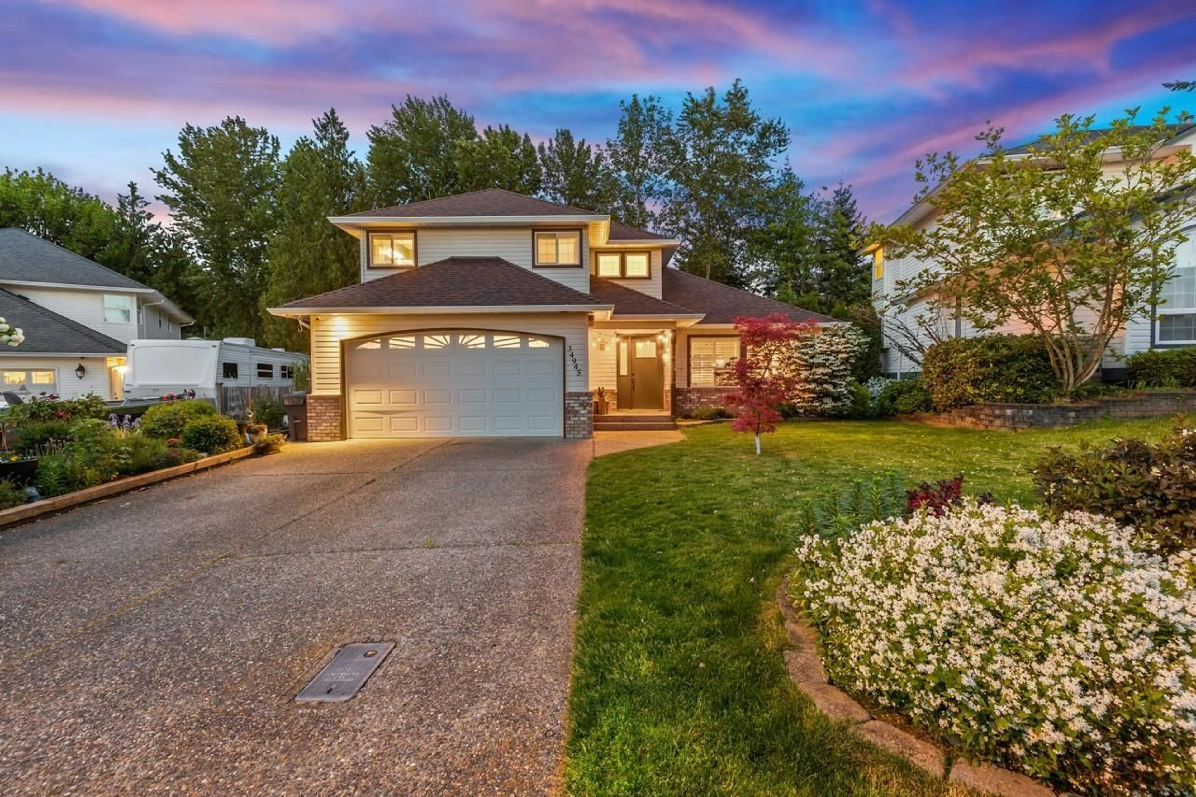 Home with vinyl exterior material, street for 34945 MILLAR, Abbotsford British Columbia V2S7K5