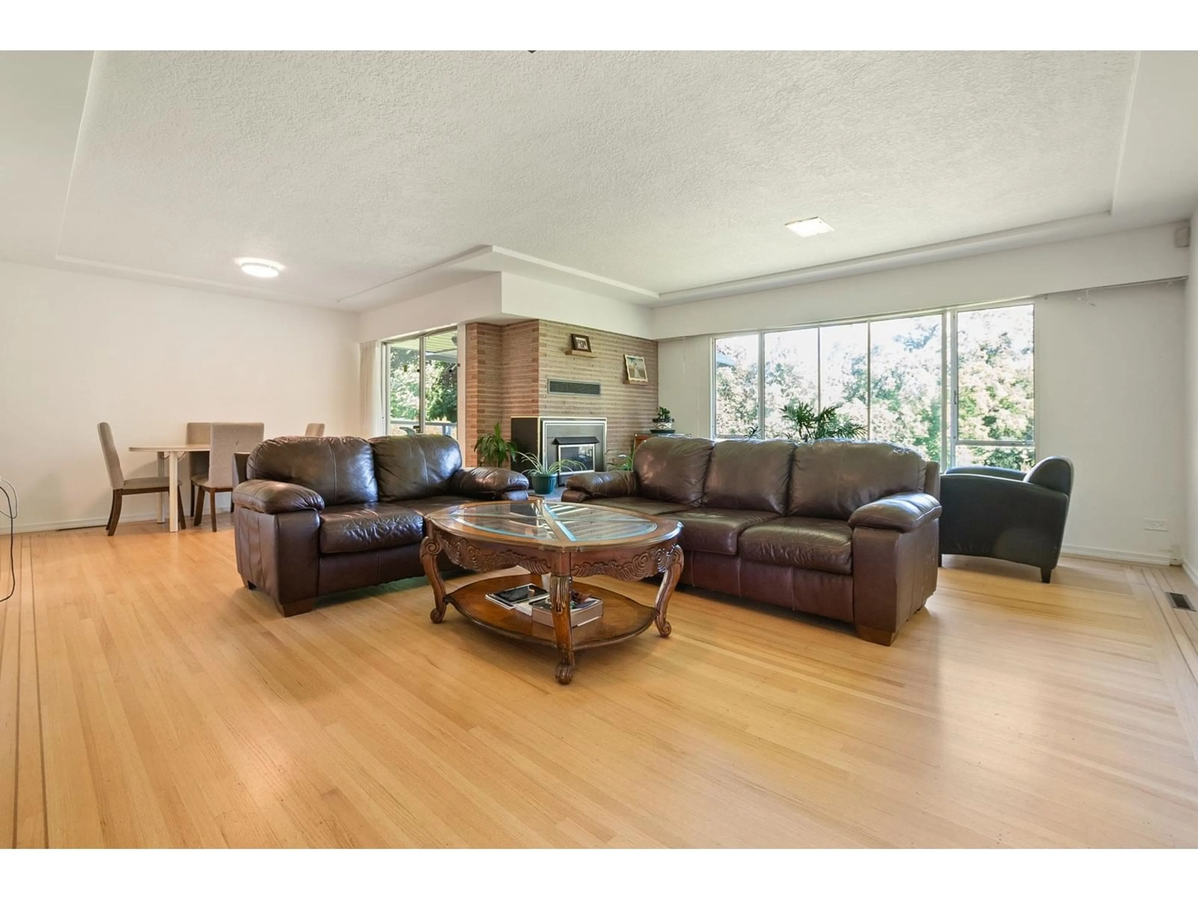 Living room with furniture, wood/laminate floor for 9867 INGLEWOOD CRESCENT, Chilliwack British Columbia V2P5L7