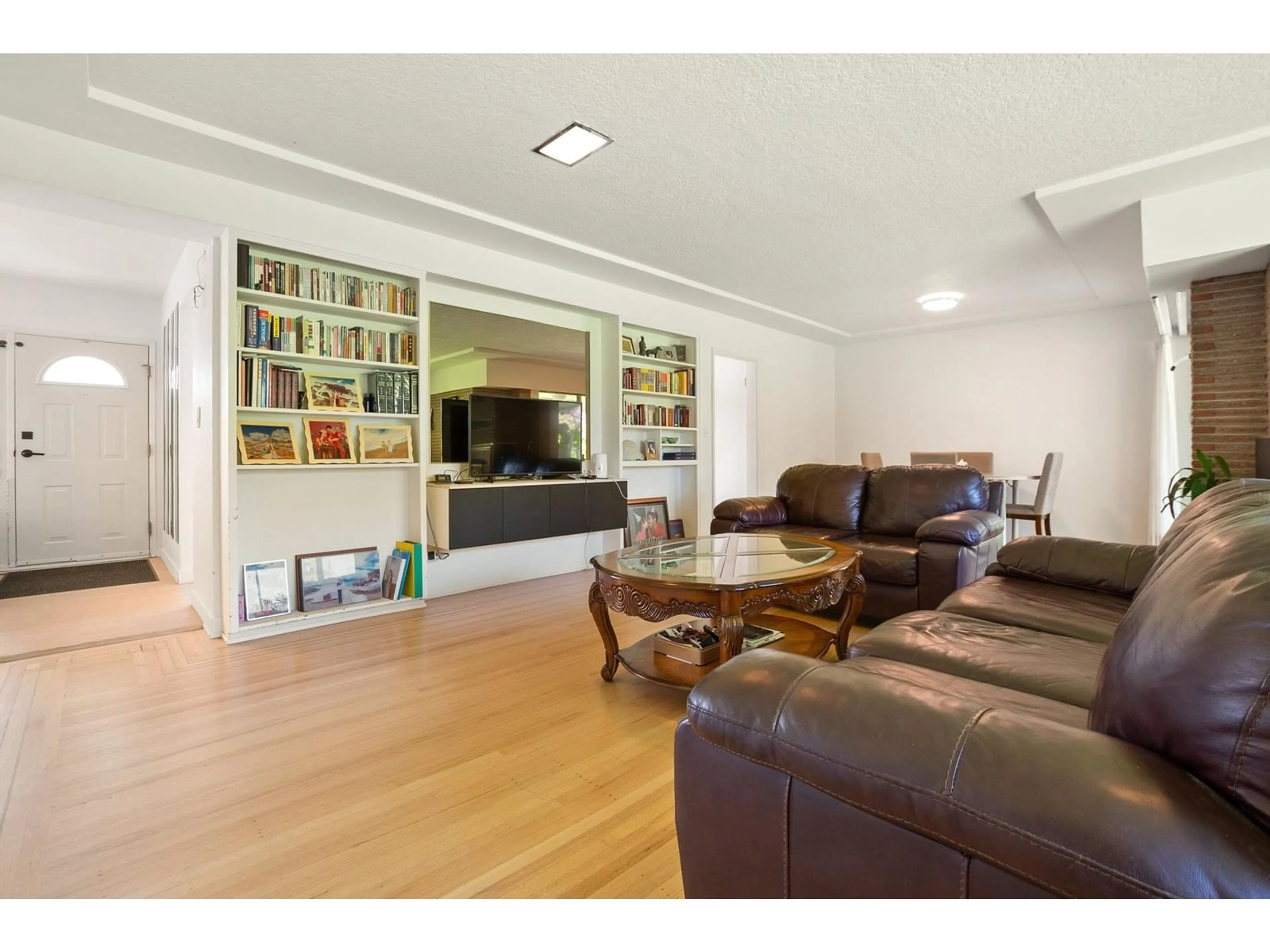 Living room with furniture, wood/laminate floor for 9867 INGLEWOOD CRESCENT, Chilliwack British Columbia V2P5L7