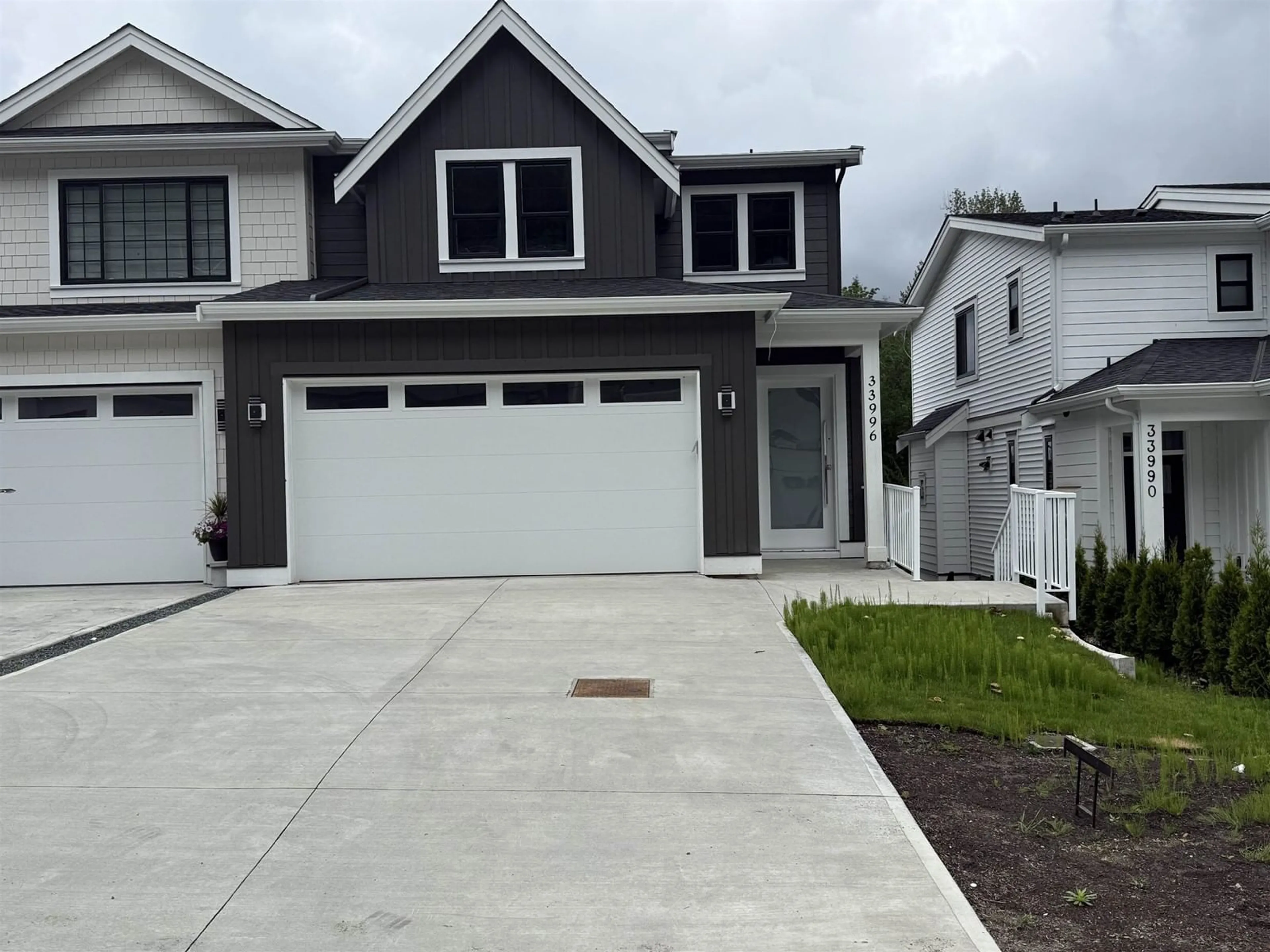 Home with vinyl exterior material, street for 33996 BARKER, Mission British Columbia V2V6B2