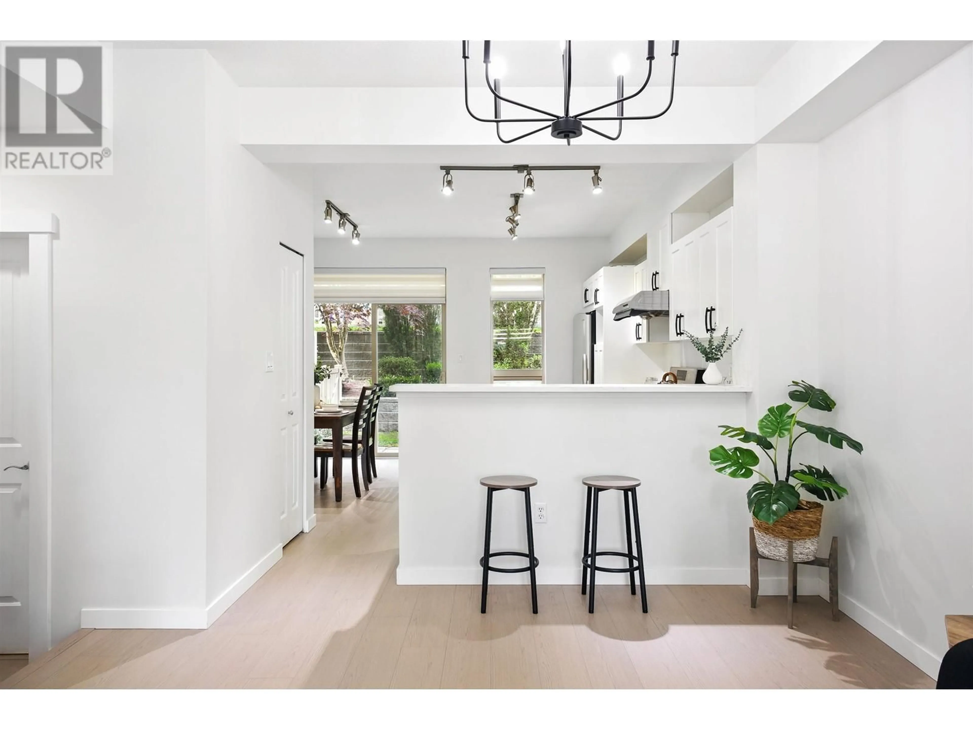 Open concept kitchen, ceramic/tile floor for 10 - 3065 DAYANEE SPRINGS BOULEVARD, Coquitlam British Columbia V3E0A5