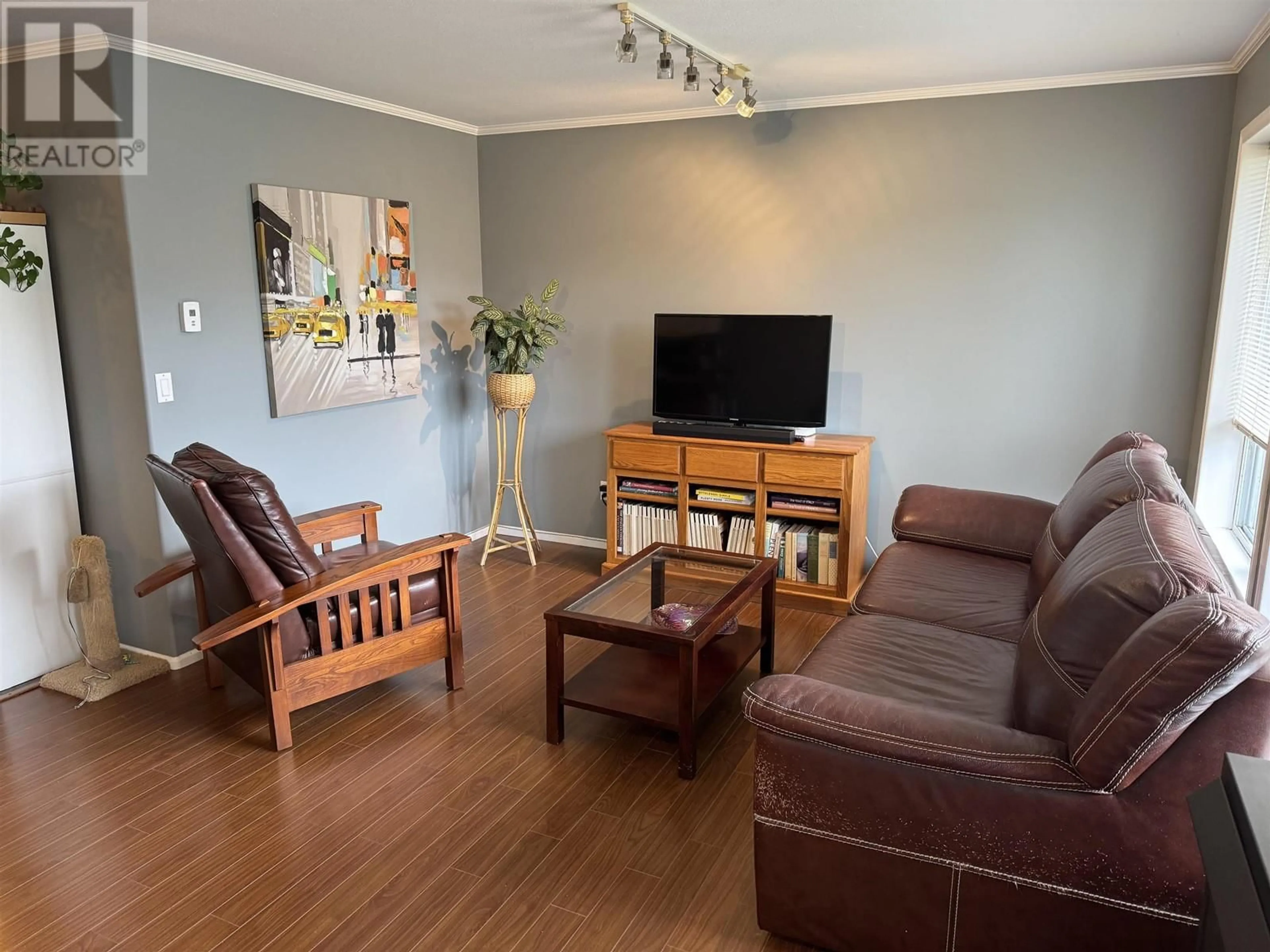 Living room with furniture, wood/laminate floor for 10 - 5706 EBBTIDE STREET, Sechelt British Columbia V7Z0J4