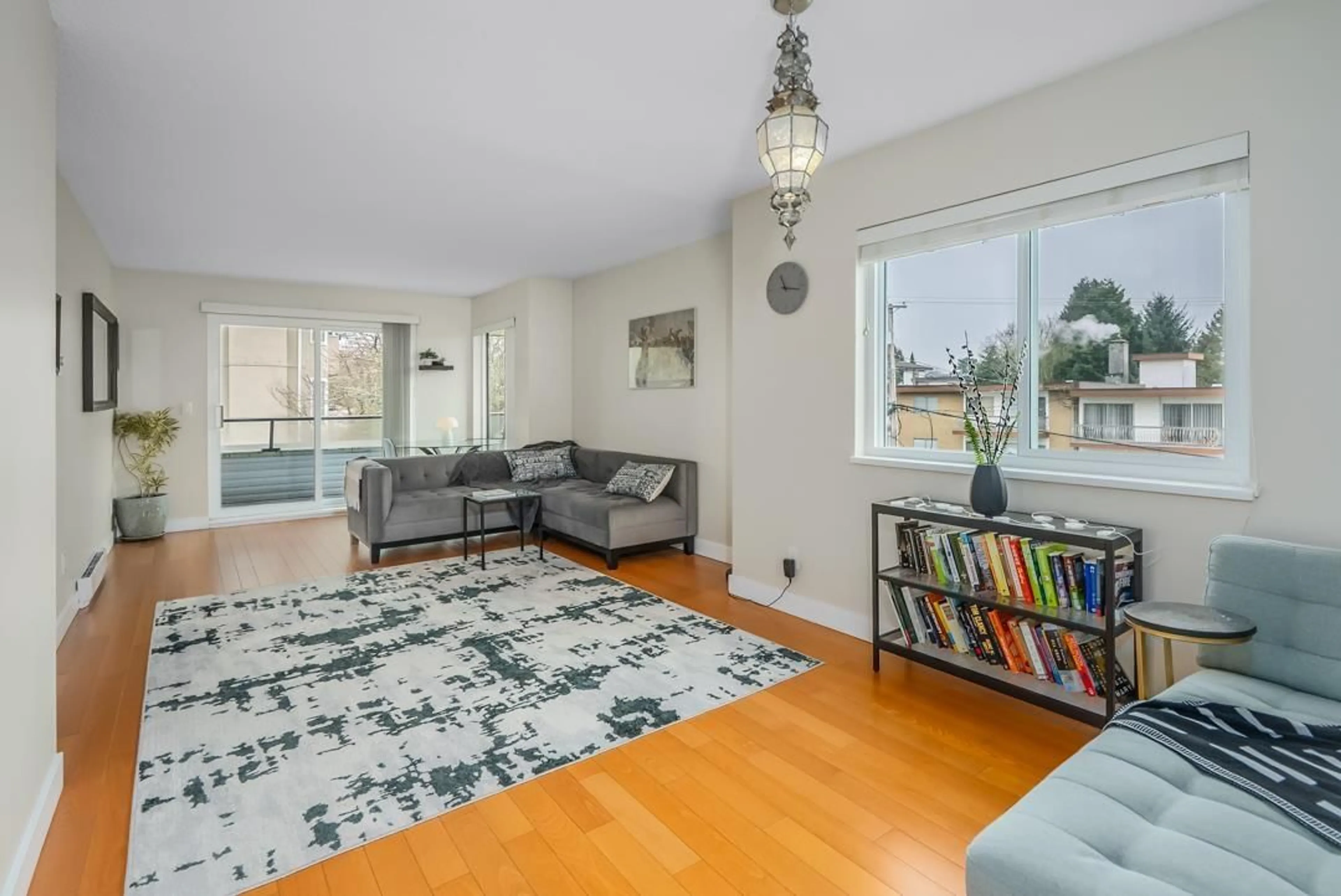 Living room with furniture, unknown for 301 - 1341 GEORGE, White Rock British Columbia V4B4A1