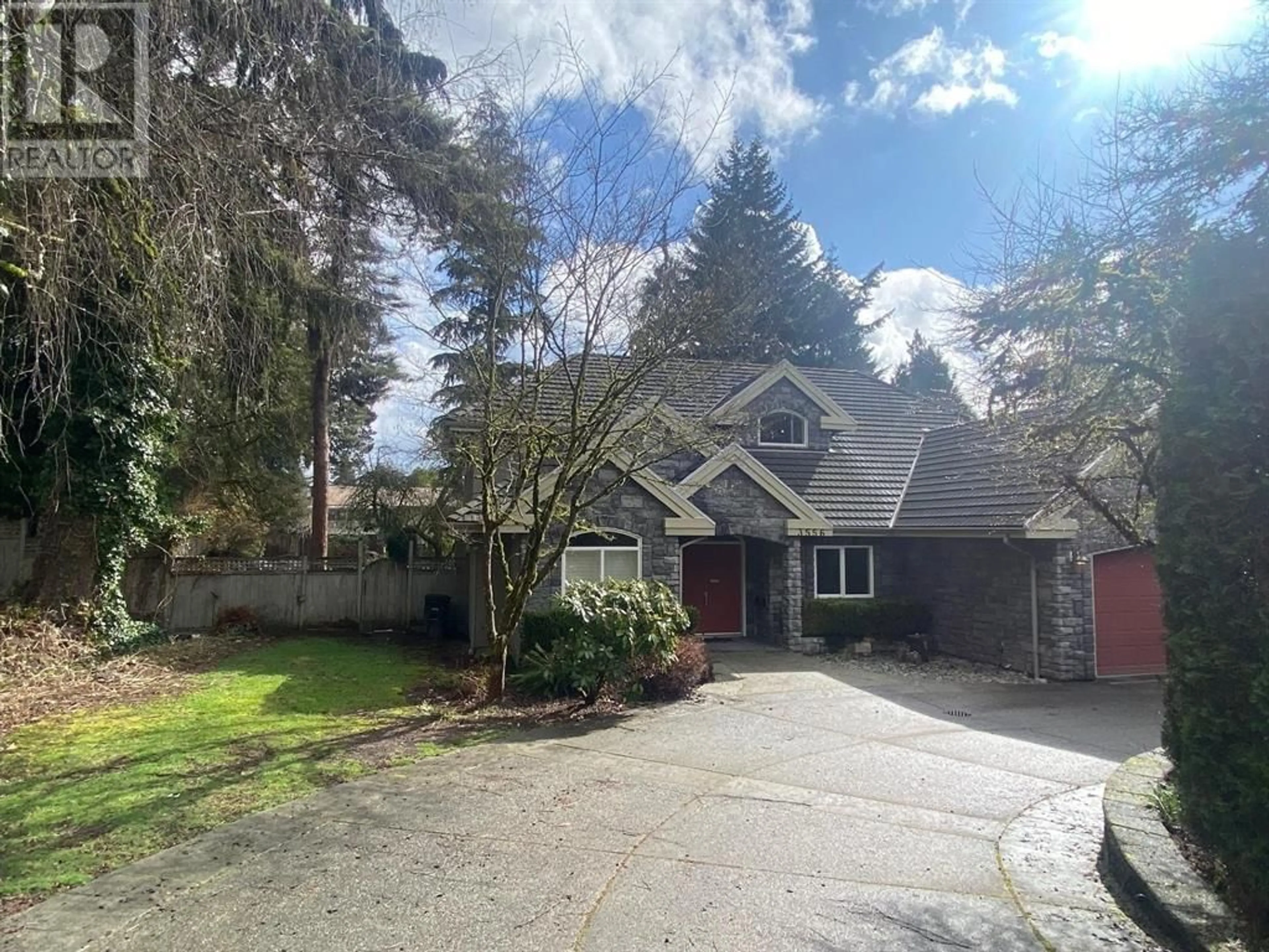 A pic from outside/outdoor area/front of a property/back of a property/a pic from drone, street for 3556 LAKEDALE AVENUE, Burnaby British Columbia V5A3E3