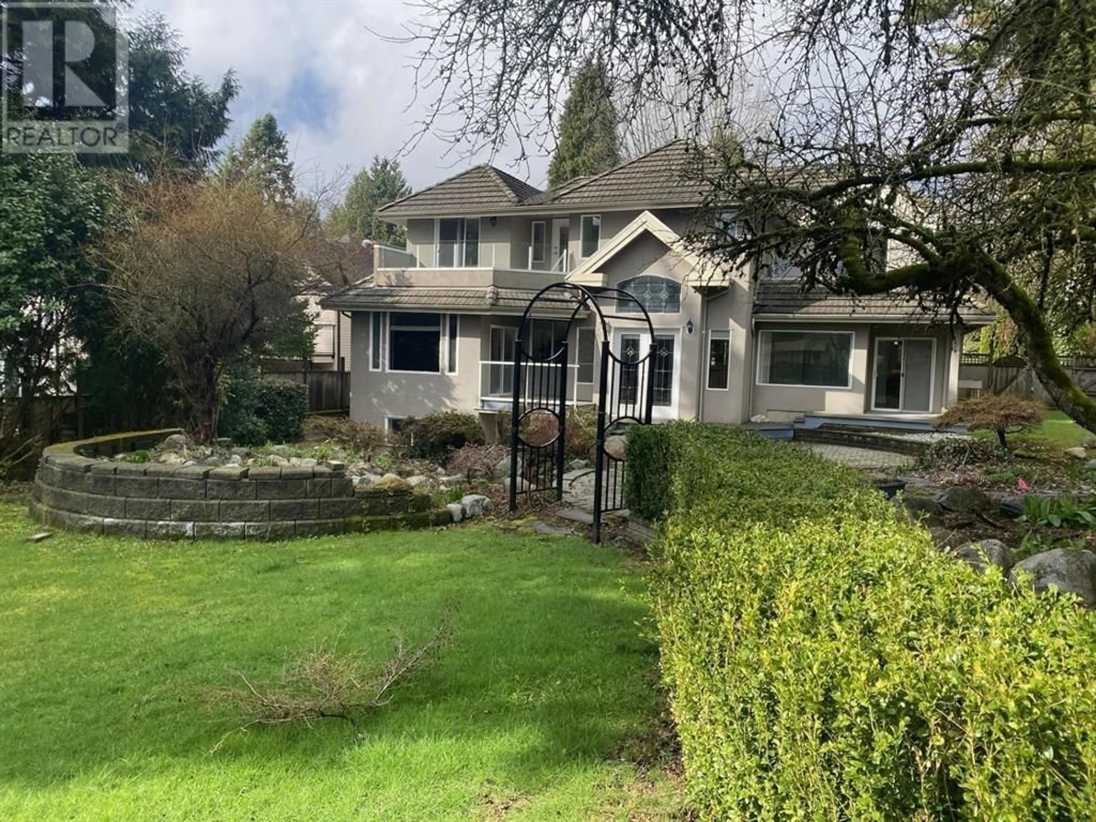 A pic from outside/outdoor area/front of a property/back of a property/a pic from drone, unknown for 3556 LAKEDALE AVENUE, Burnaby British Columbia V5A3E3