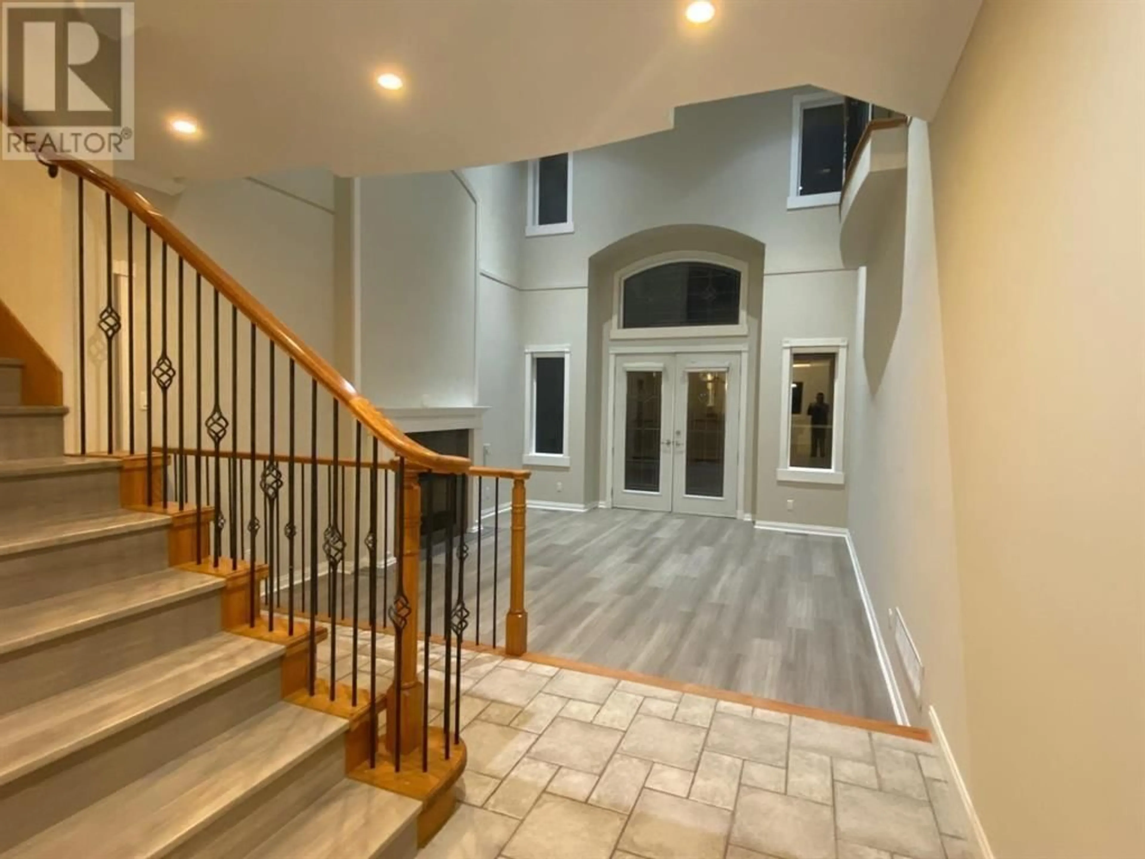 Indoor foyer for 3556 LAKEDALE AVENUE, Burnaby British Columbia V5A3E3