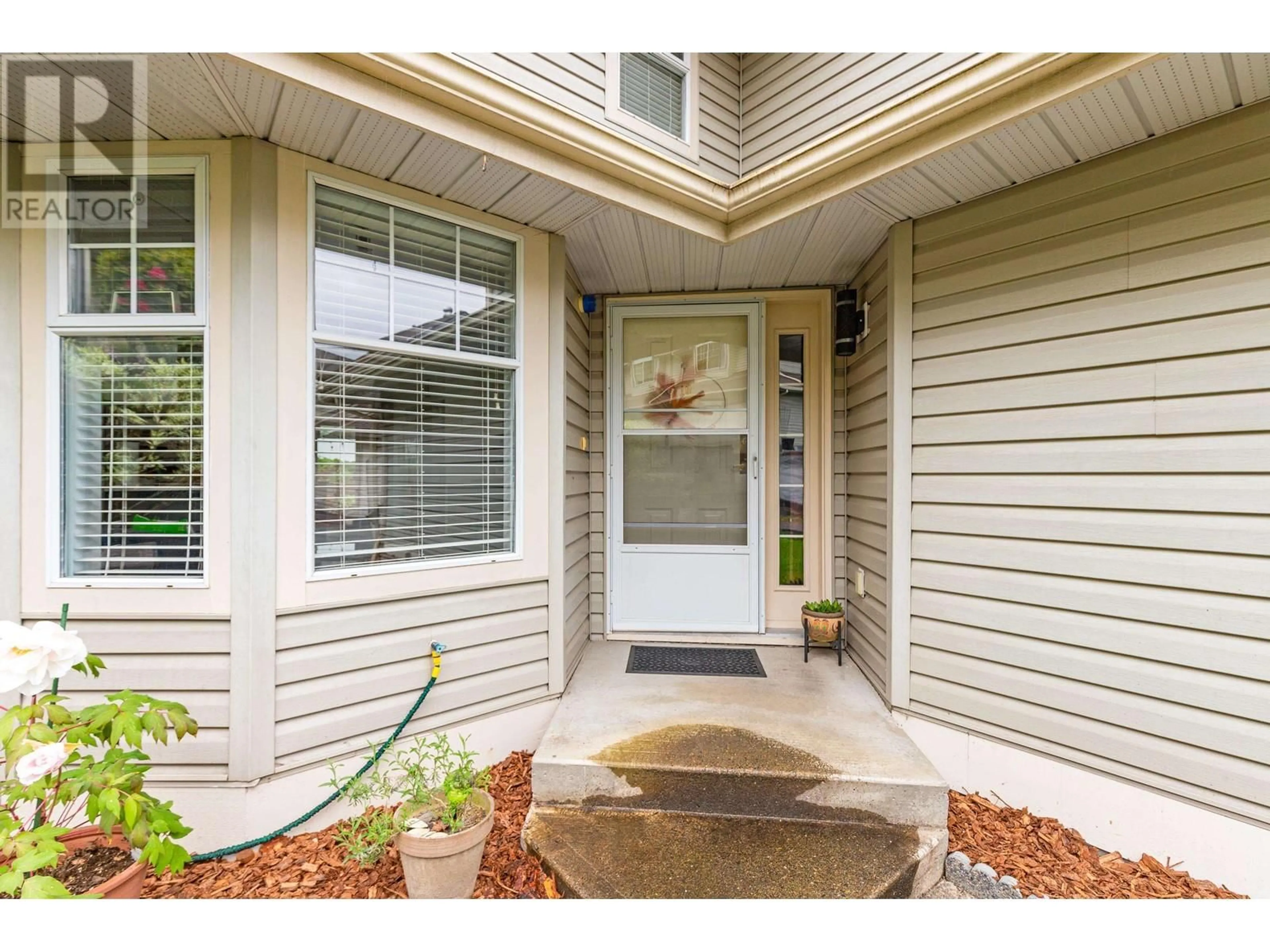 Indoor entryway for 10 - 22538 116 AVENUE, Maple Ridge British Columbia V2X0Z8