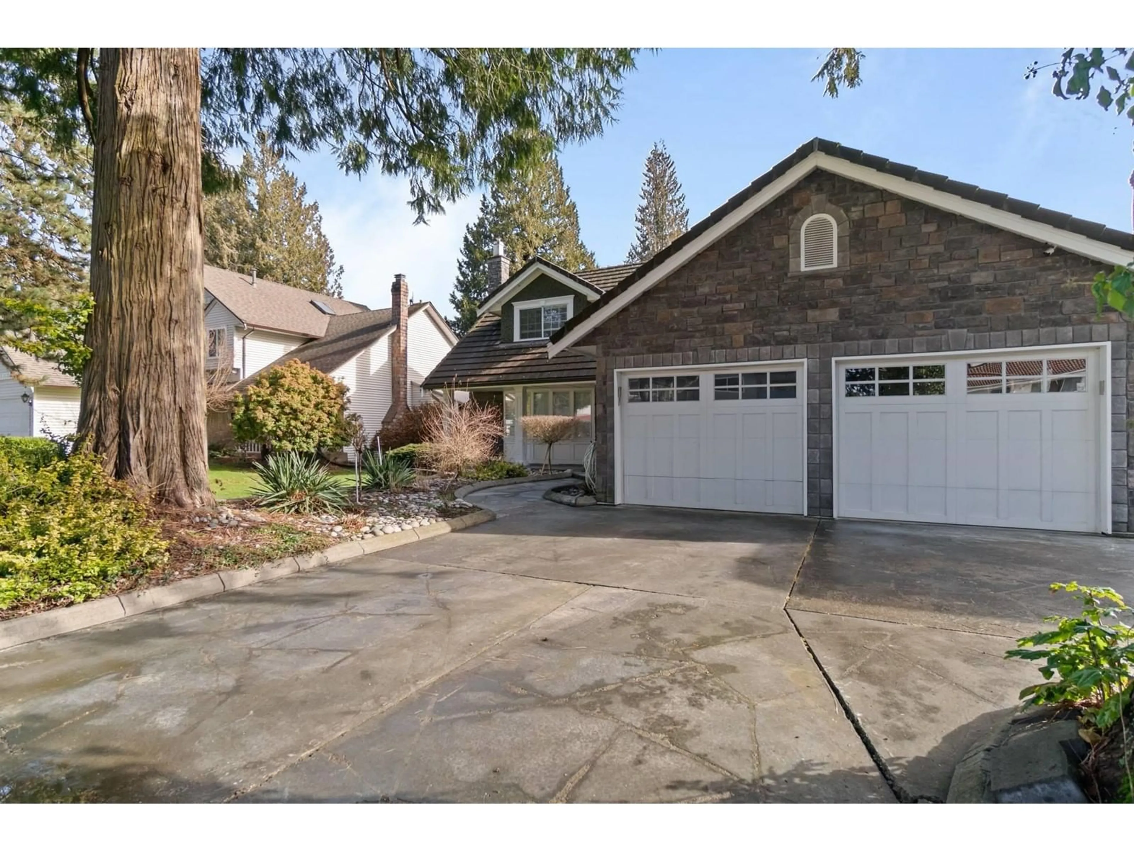 Indoor garage for 9814 157, Surrey British Columbia V4N2V6