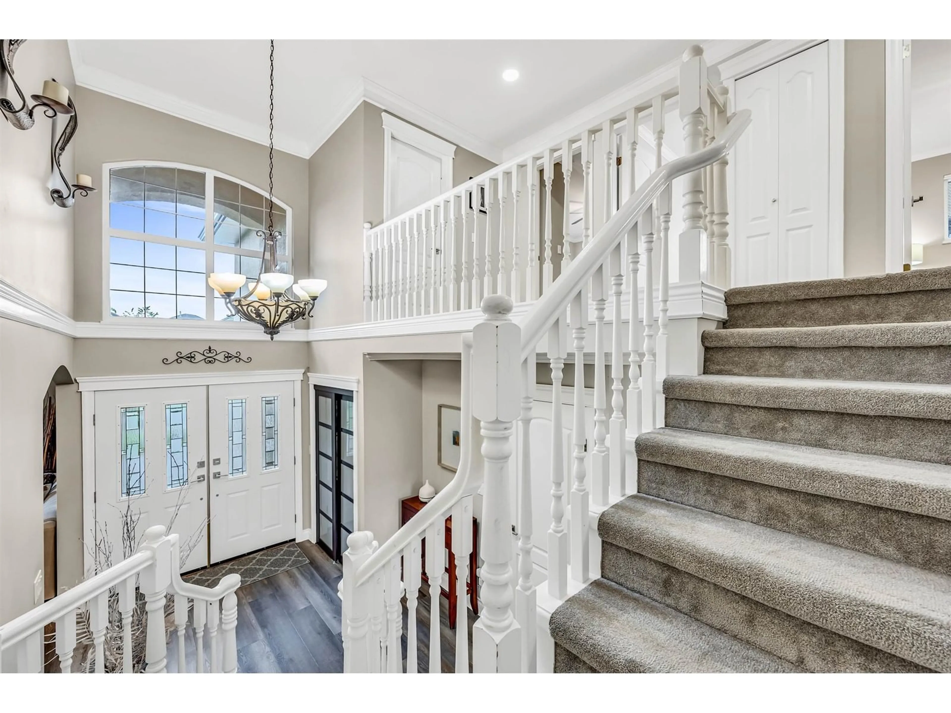 Indoor entryway for 15736 108A, Surrey British Columbia V4N4T4