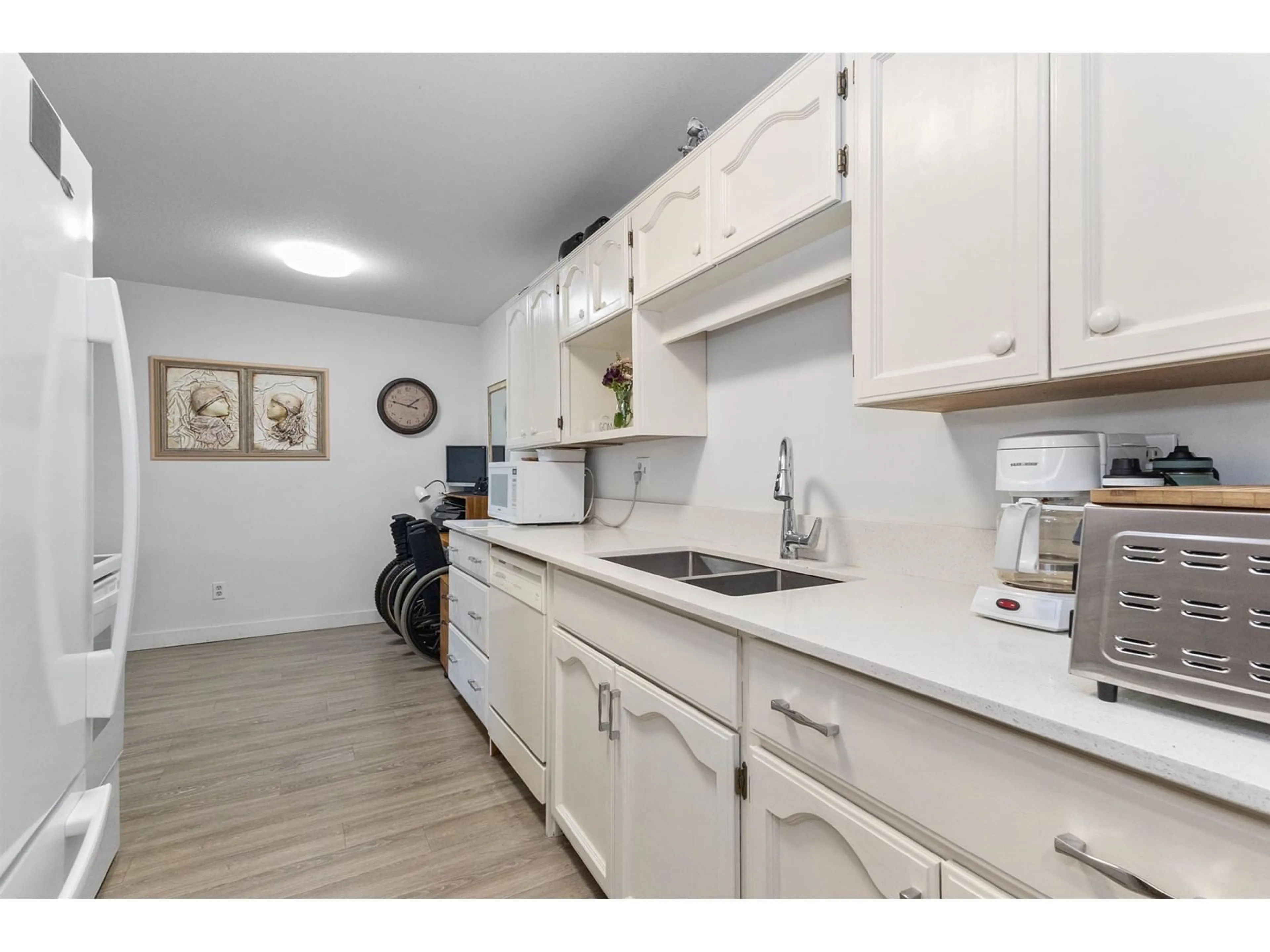 Standard kitchen, unknown for 105 - 33535 KING, Abbotsford British Columbia V2S6Z5