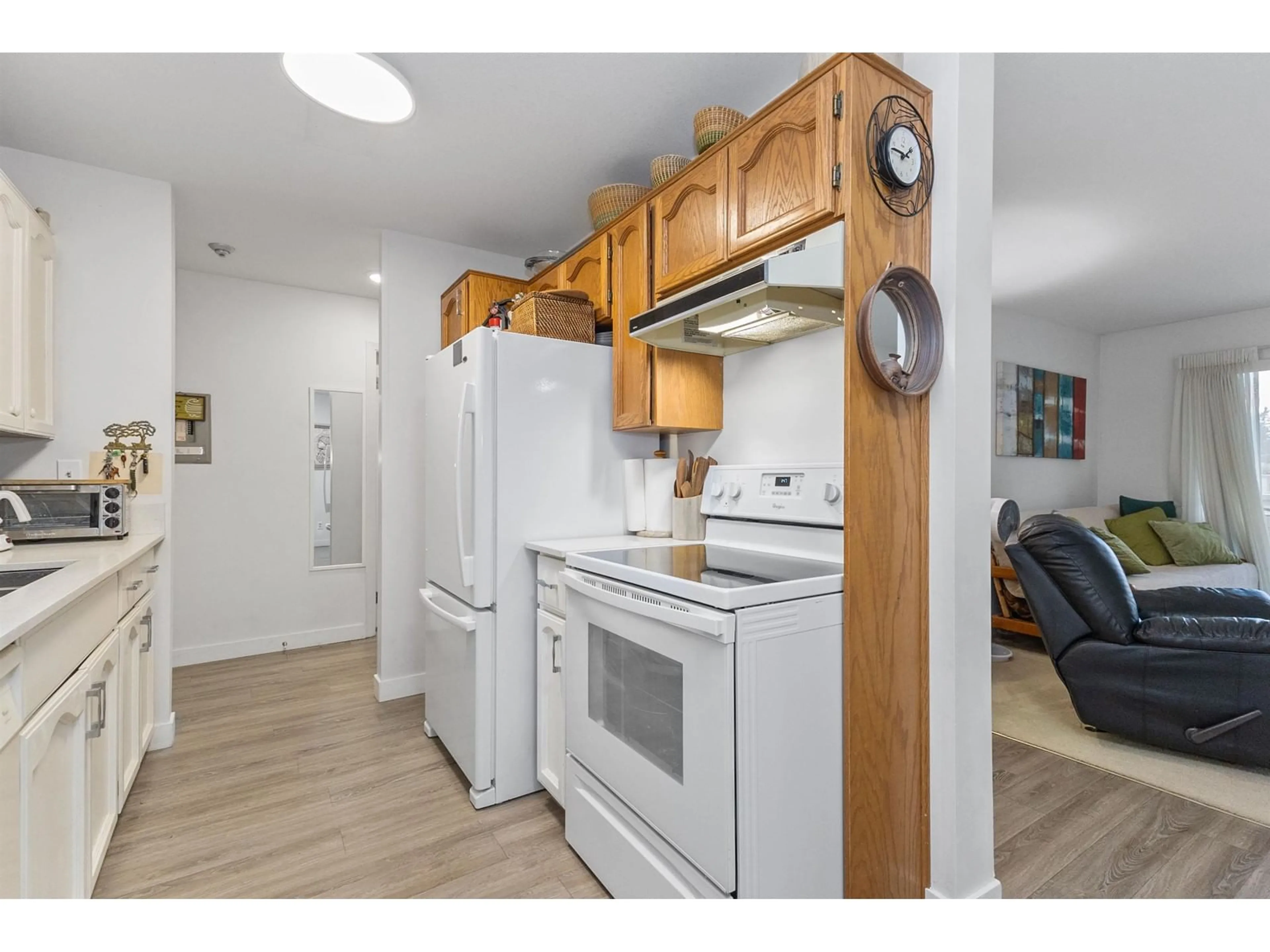 Standard kitchen, unknown for 105 - 33535 KING, Abbotsford British Columbia V2S6Z5