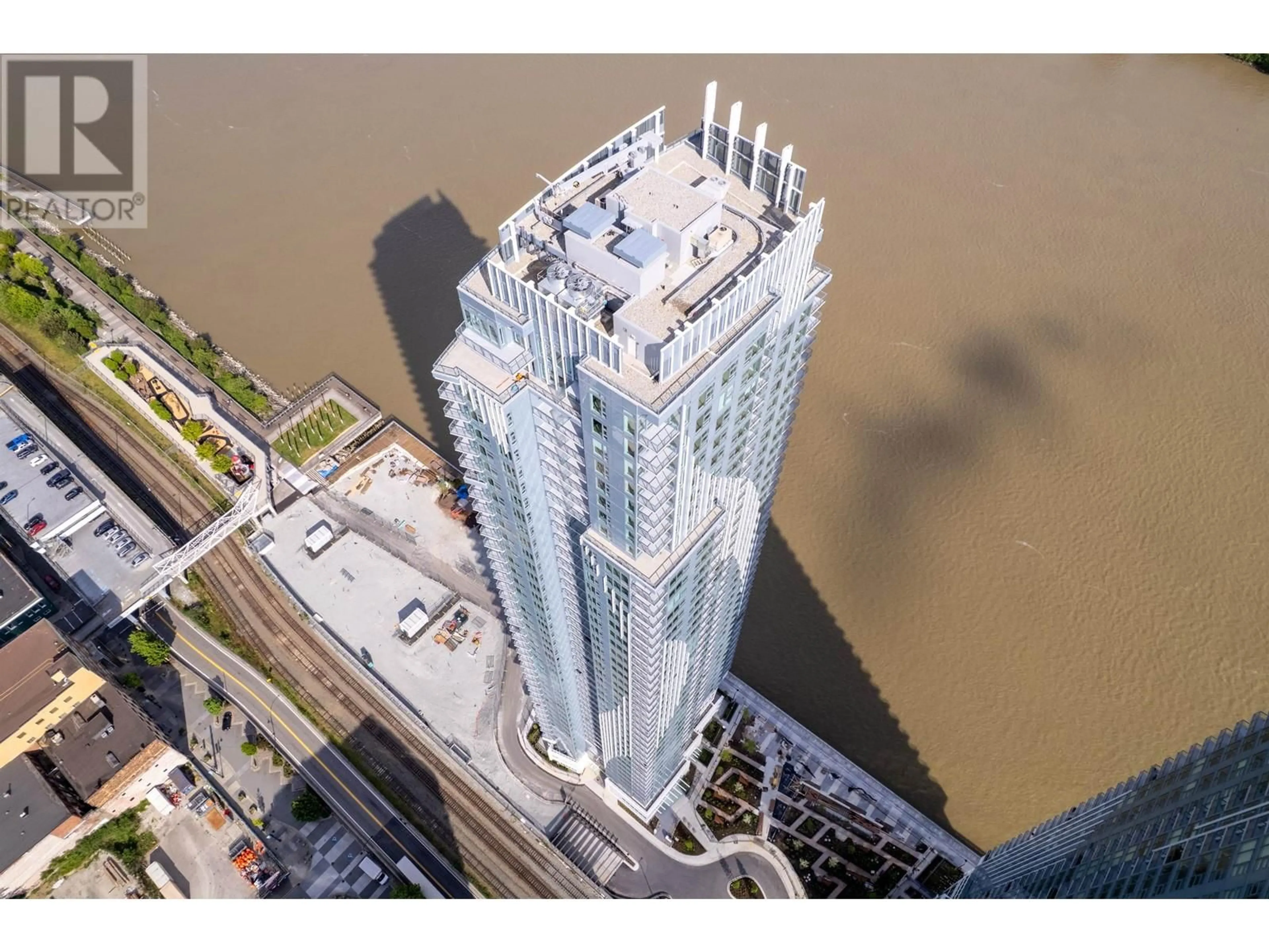 A pic from outside/outdoor area/front of a property/back of a property/a pic from drone, water/lake/river/ocean view for 602 - 660 QUAYSIDE DRIVE, New Westminster British Columbia V3M0P1
