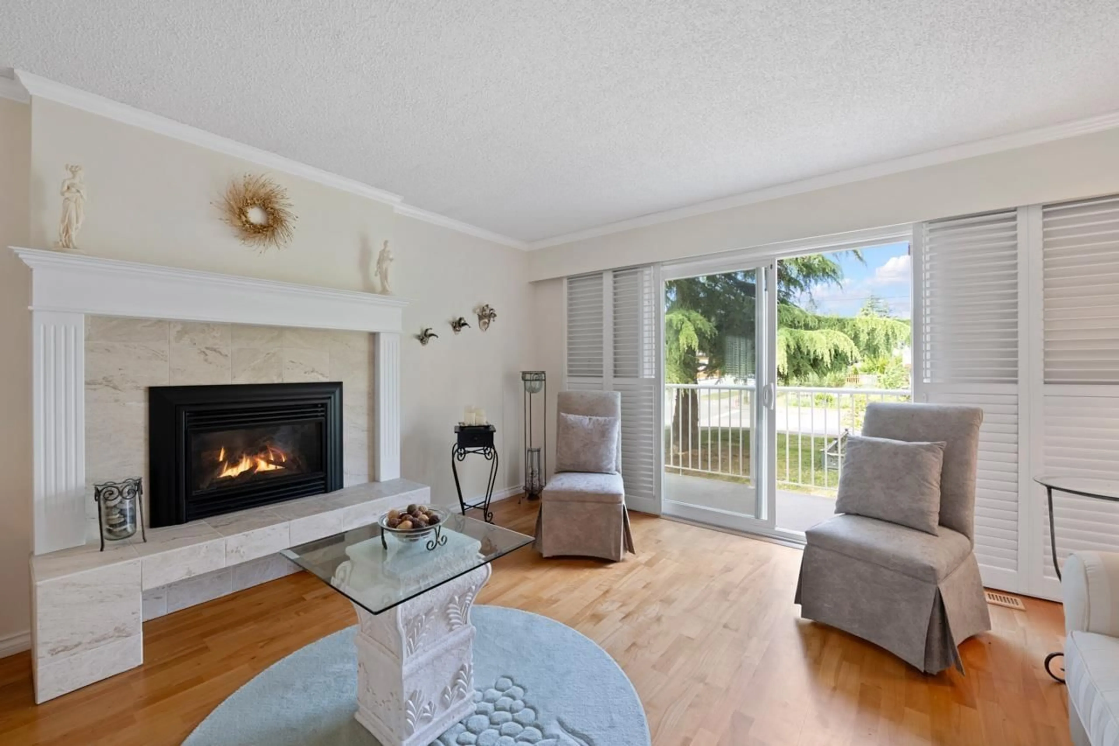 Living room with furniture, wood/laminate floor for 1500 STEVENS, White Rock British Columbia V4B4Y5