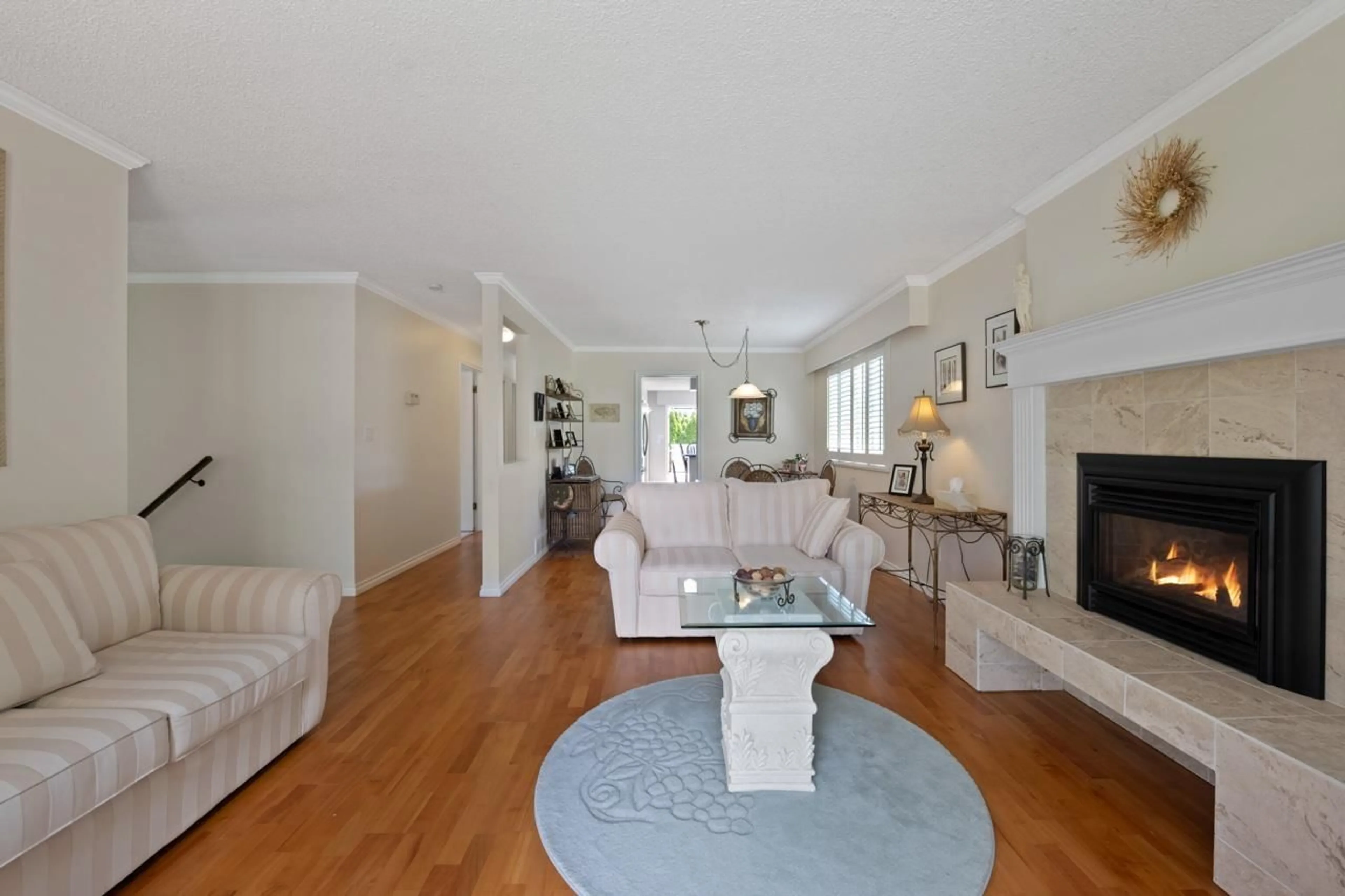 Living room with furniture, wood/laminate floor for 1500 STEVENS, White Rock British Columbia V4B4Y5