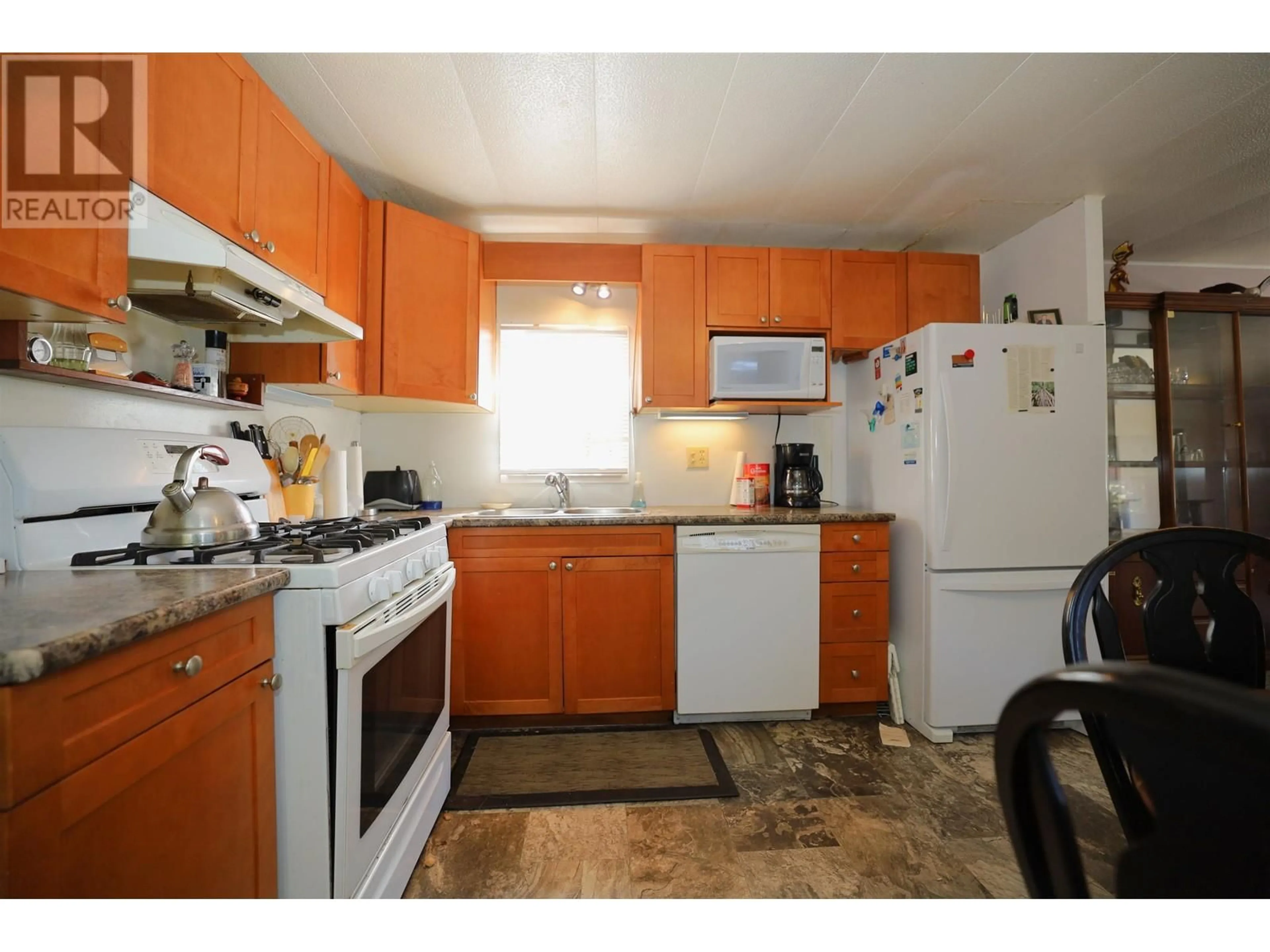 Standard kitchen, unknown for 24 - 4116 BROWNING ROAD, Sechelt British Columbia V7Z0A3