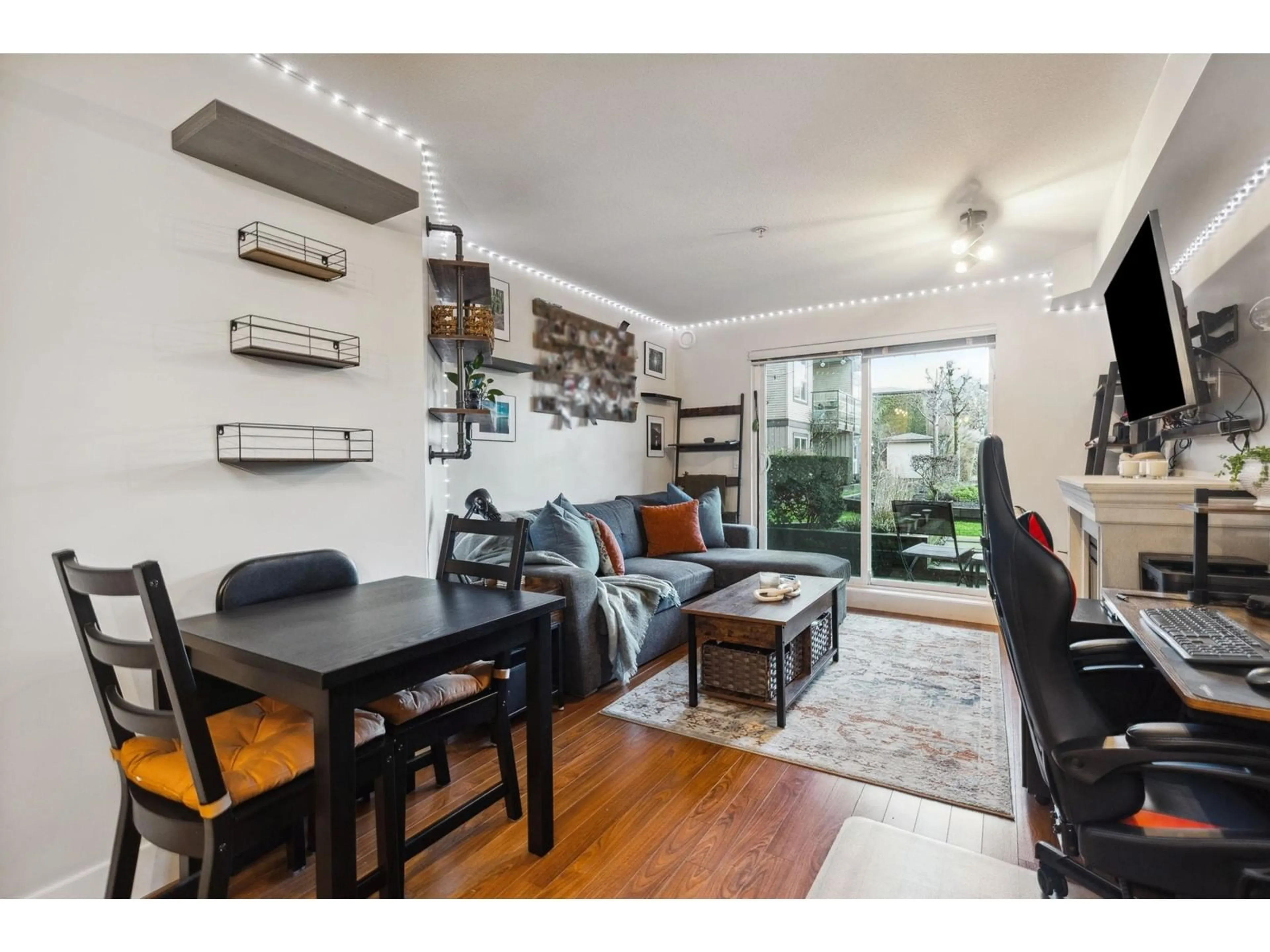 Living room with furniture, wood/laminate floor for 111 - 30525 CARDINAL, Abbotsford British Columbia V2T0A8