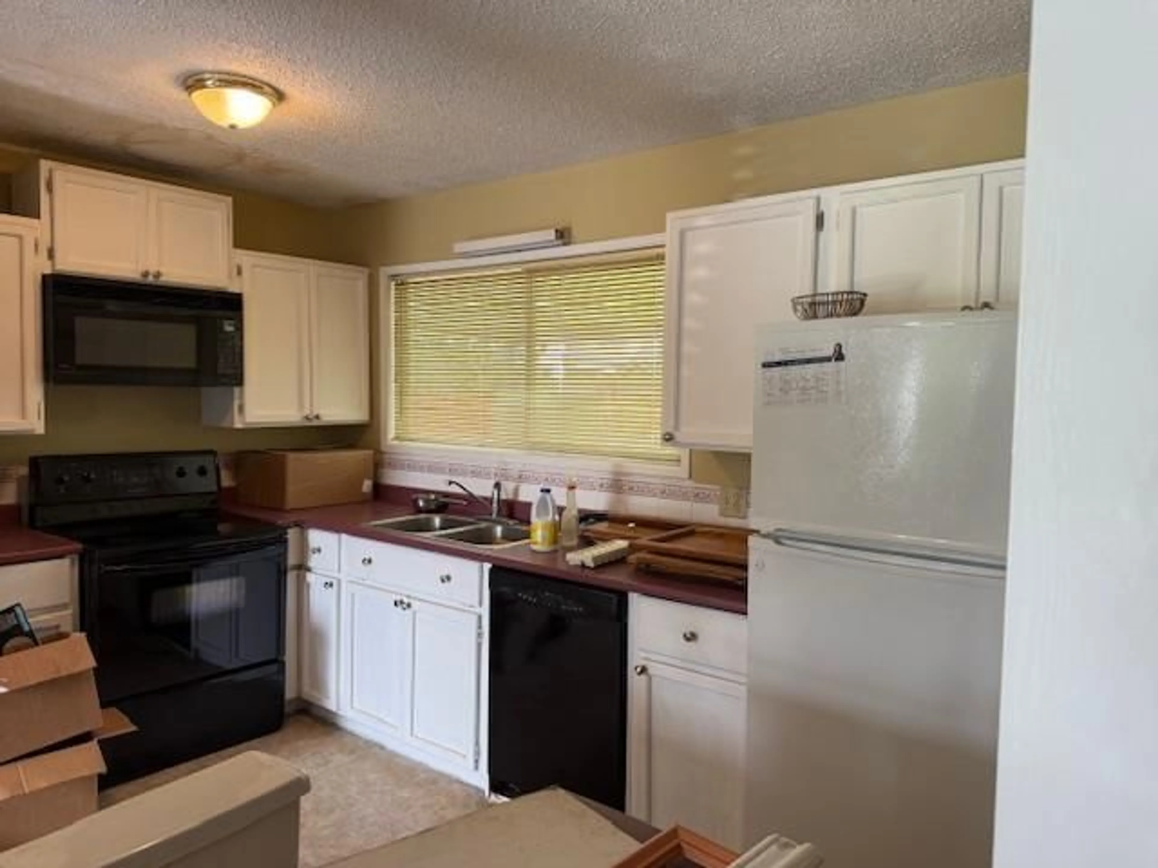 Standard kitchen, unknown for 6486 VEDDER ROAD, Chilliwack British Columbia V2R1C9