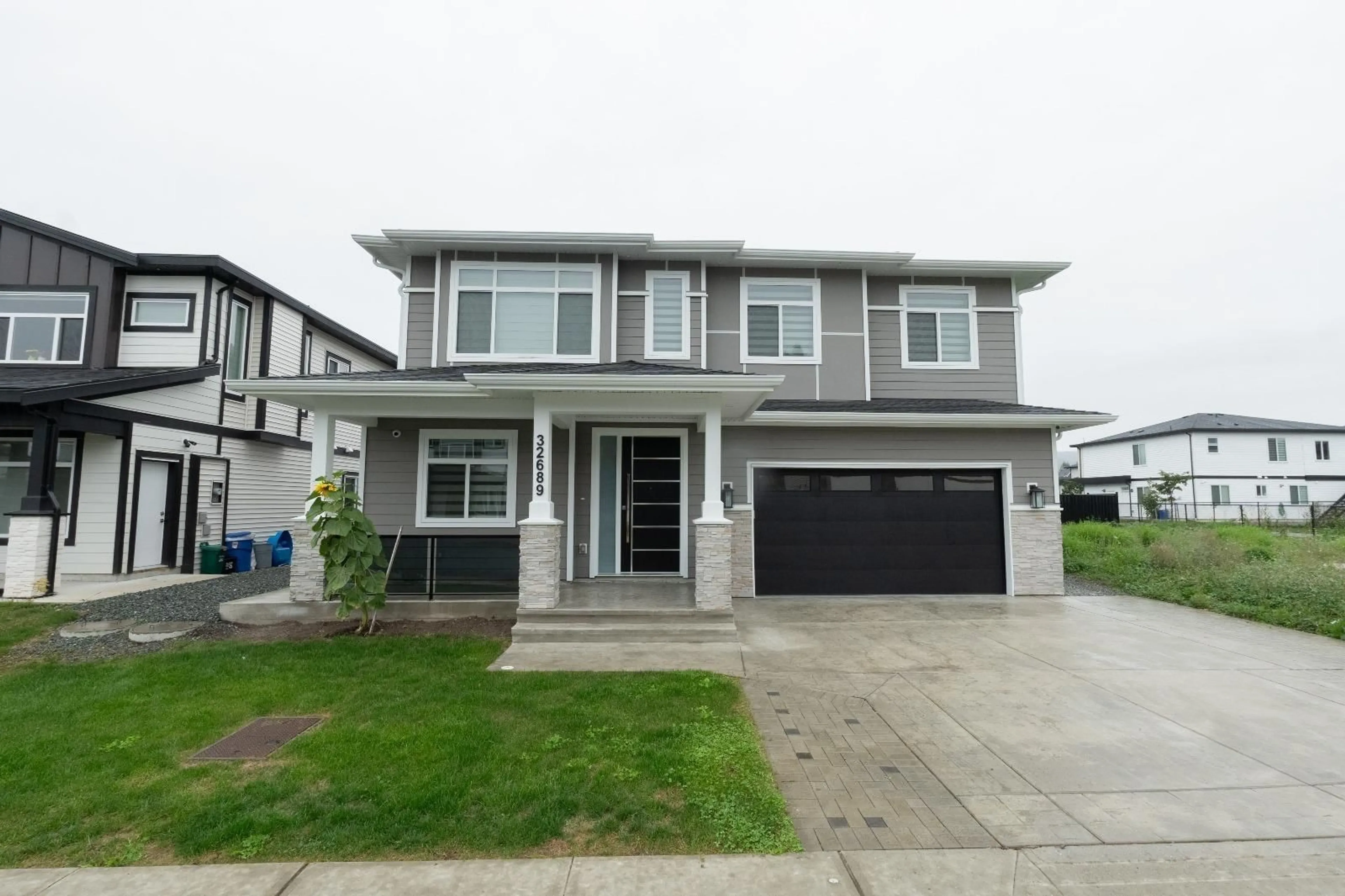 Home with vinyl exterior material, street for 32689 CARTER, Mission British Columbia V4S0E6