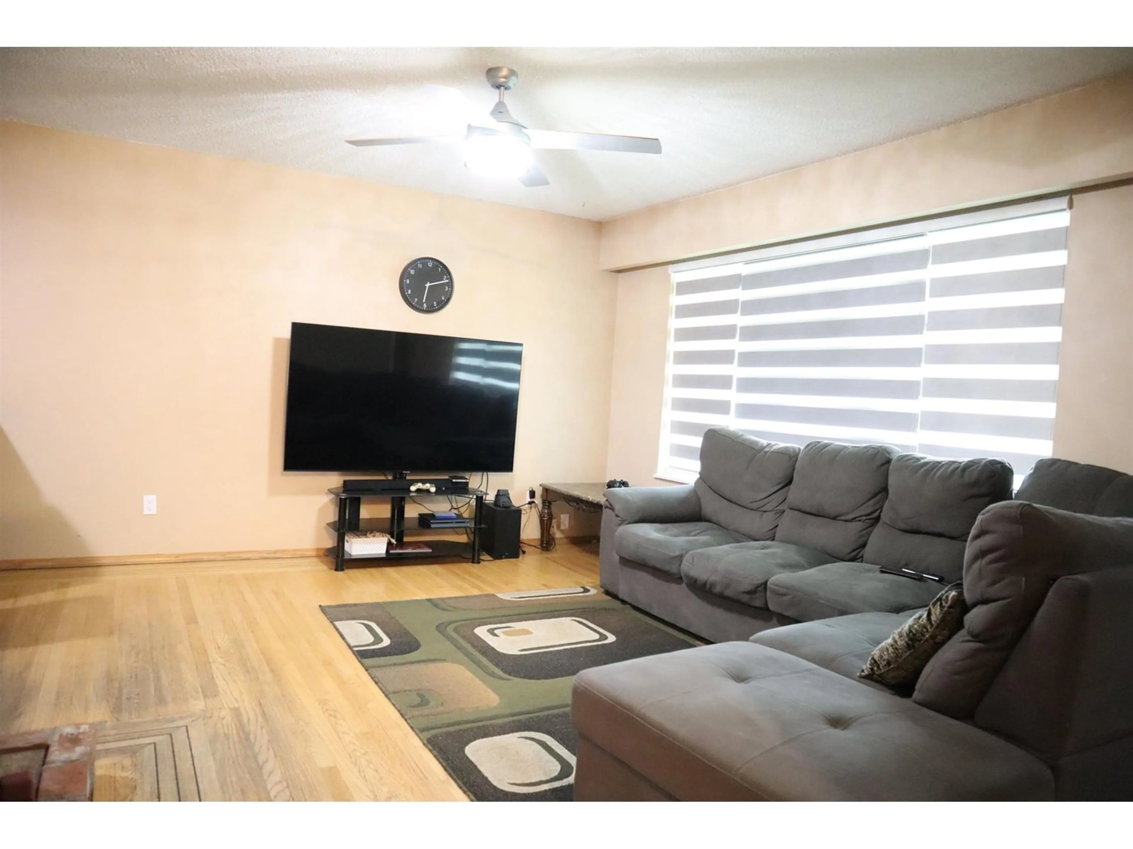Living room with furniture, wood/laminate floor for 12533 99A, Surrey British Columbia V3V2R6