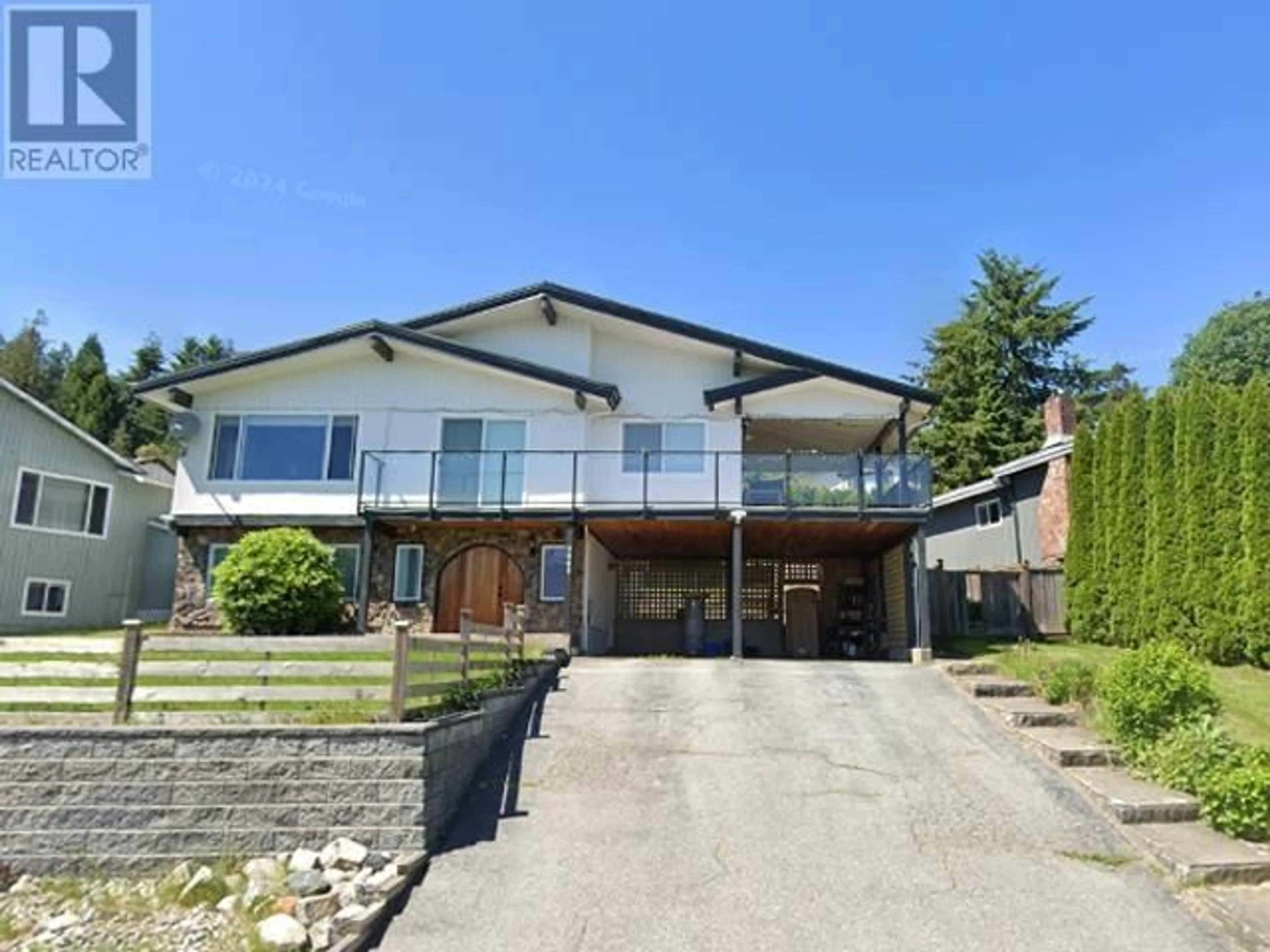 A pic from outside/outdoor area/front of a property/back of a property/a pic from drone, street for 2661 ROGATE AVENUE, Coquitlam British Columbia V3K5S3