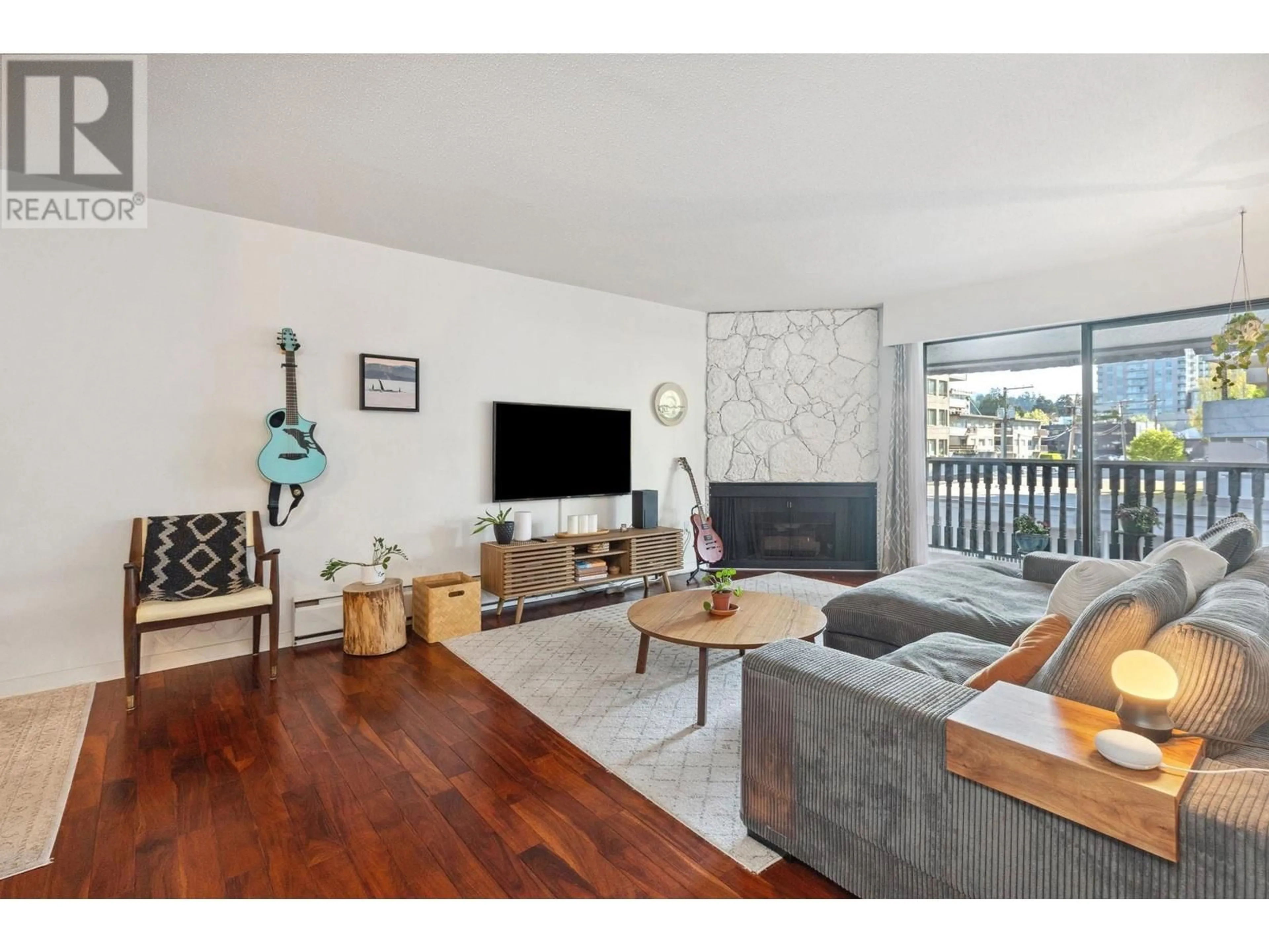 Living room with furniture, wood/laminate floor for 301 - 1610 CHESTERFIELD AVENUE, North Vancouver British Columbia V7M2N7