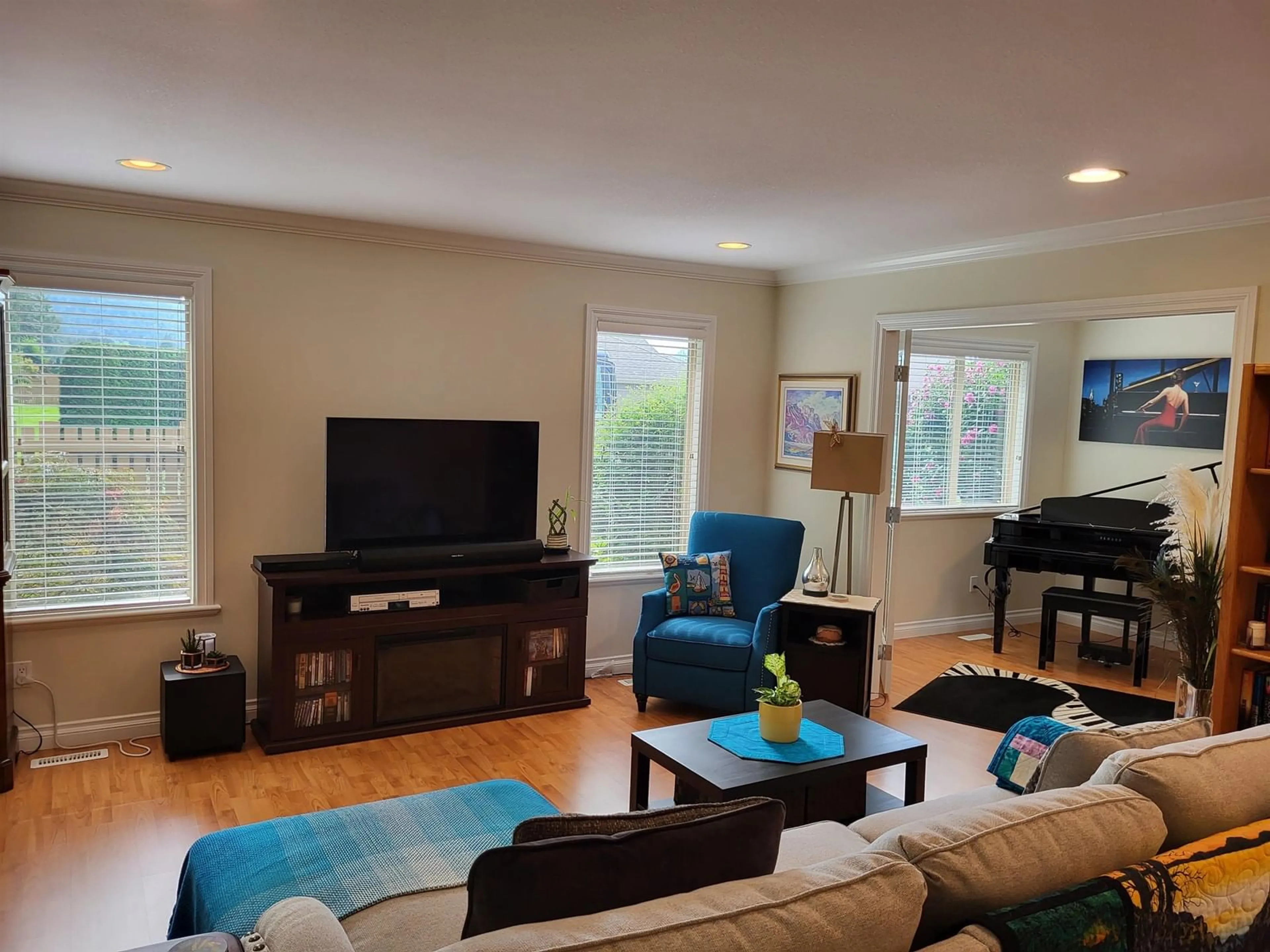 Living room with furniture, wood/laminate floor for 107 - 46000 THOMAS ROAD, Chilliwack British Columbia V2R5W6