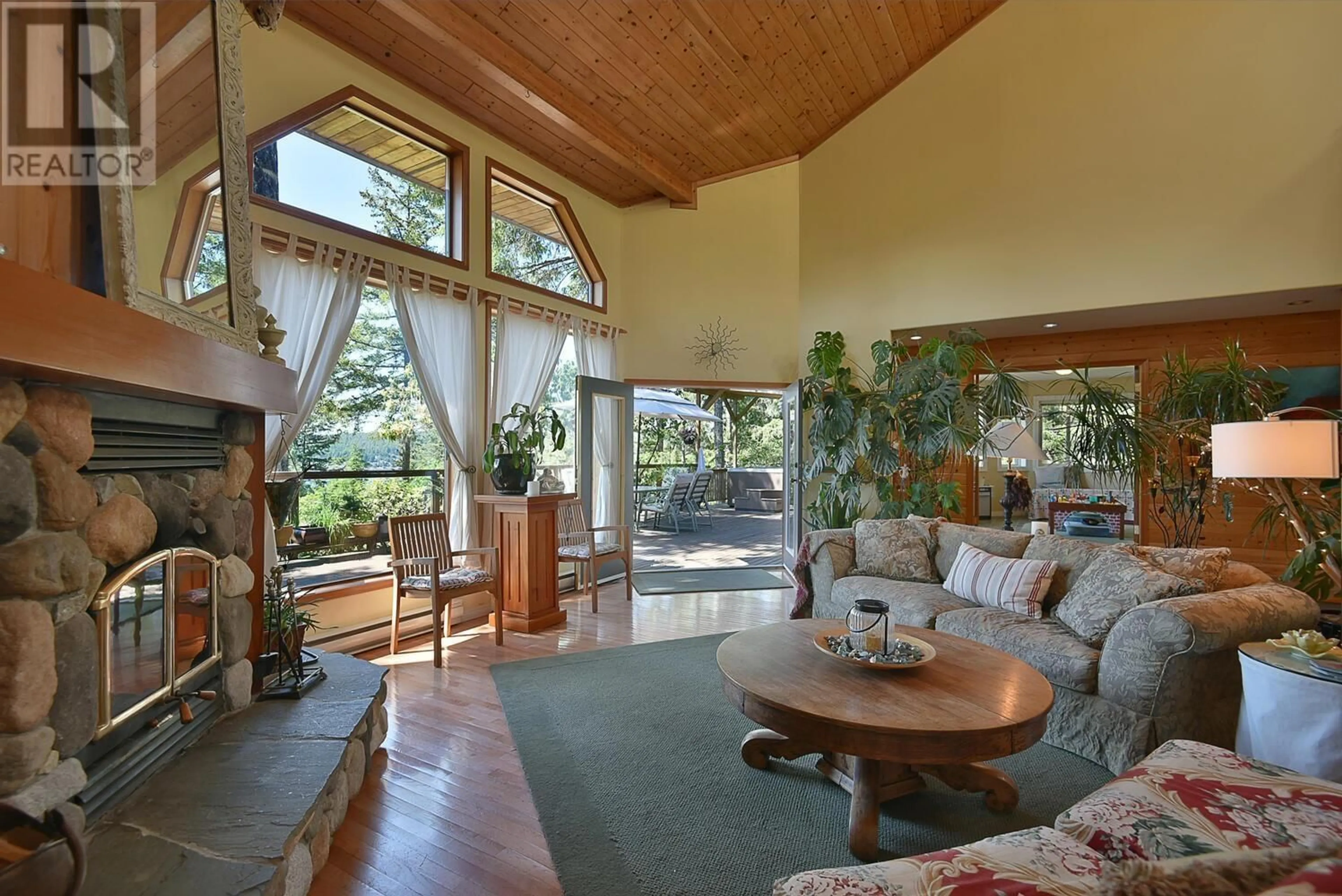 Living room with furniture, unknown for 8852 REDROOFFS ROAD, Halfmoon Bay British Columbia V7Z1B2