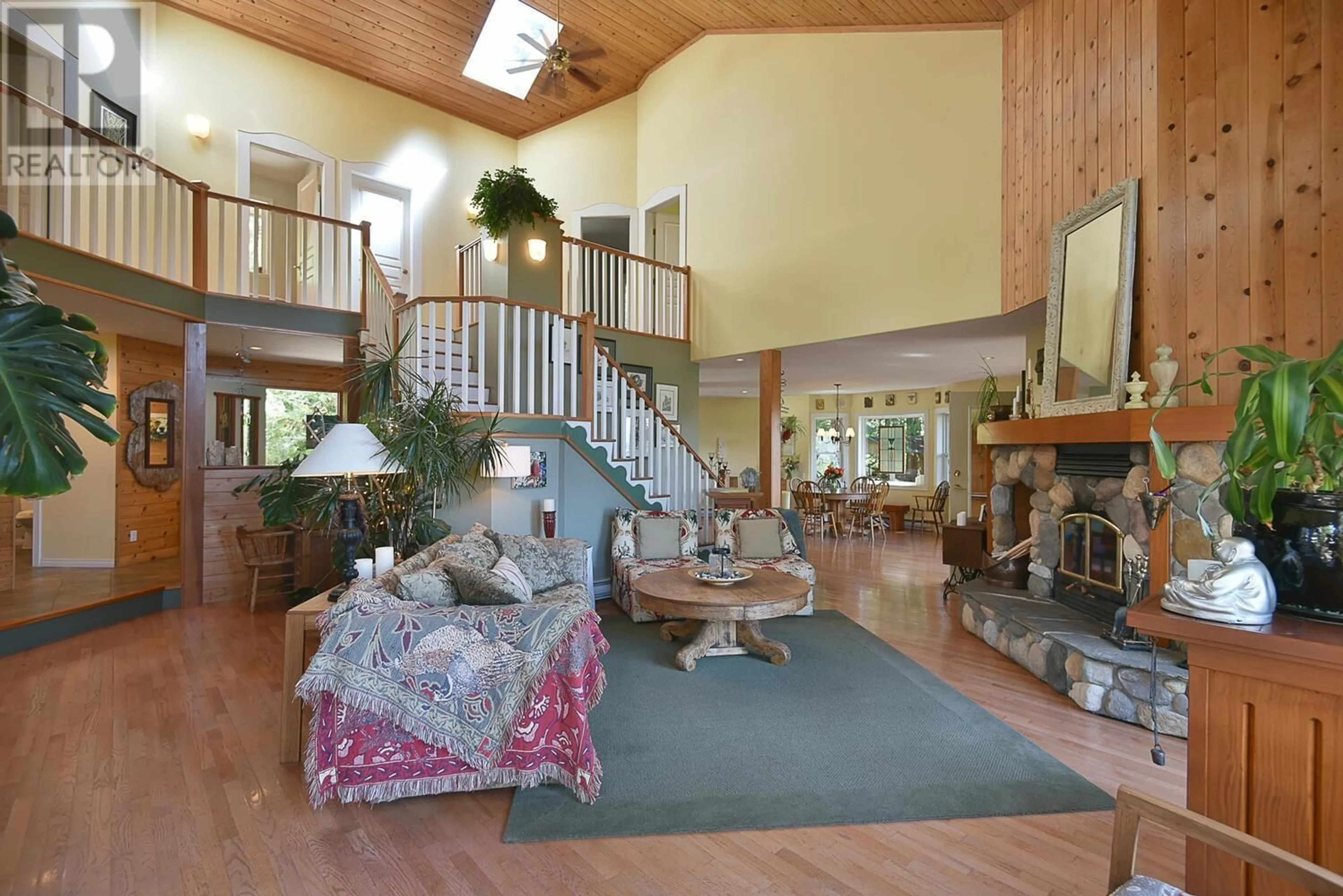 Indoor foyer for 8852 REDROOFFS ROAD, Halfmoon Bay British Columbia V7Z1B2