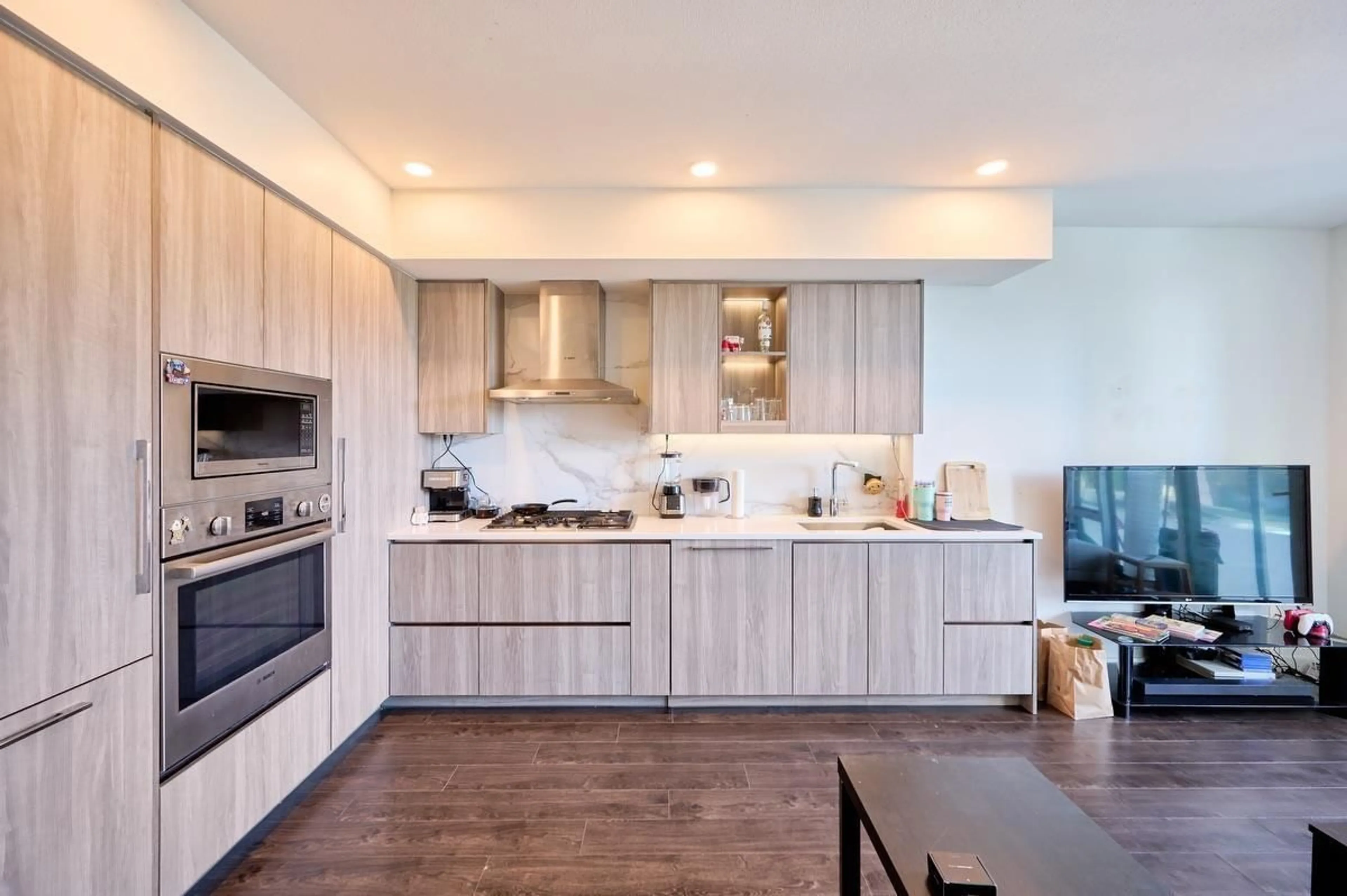 Contemporary kitchen, unknown for 308 - 9887 WHALLEY, Surrey British Columbia V3T0P4