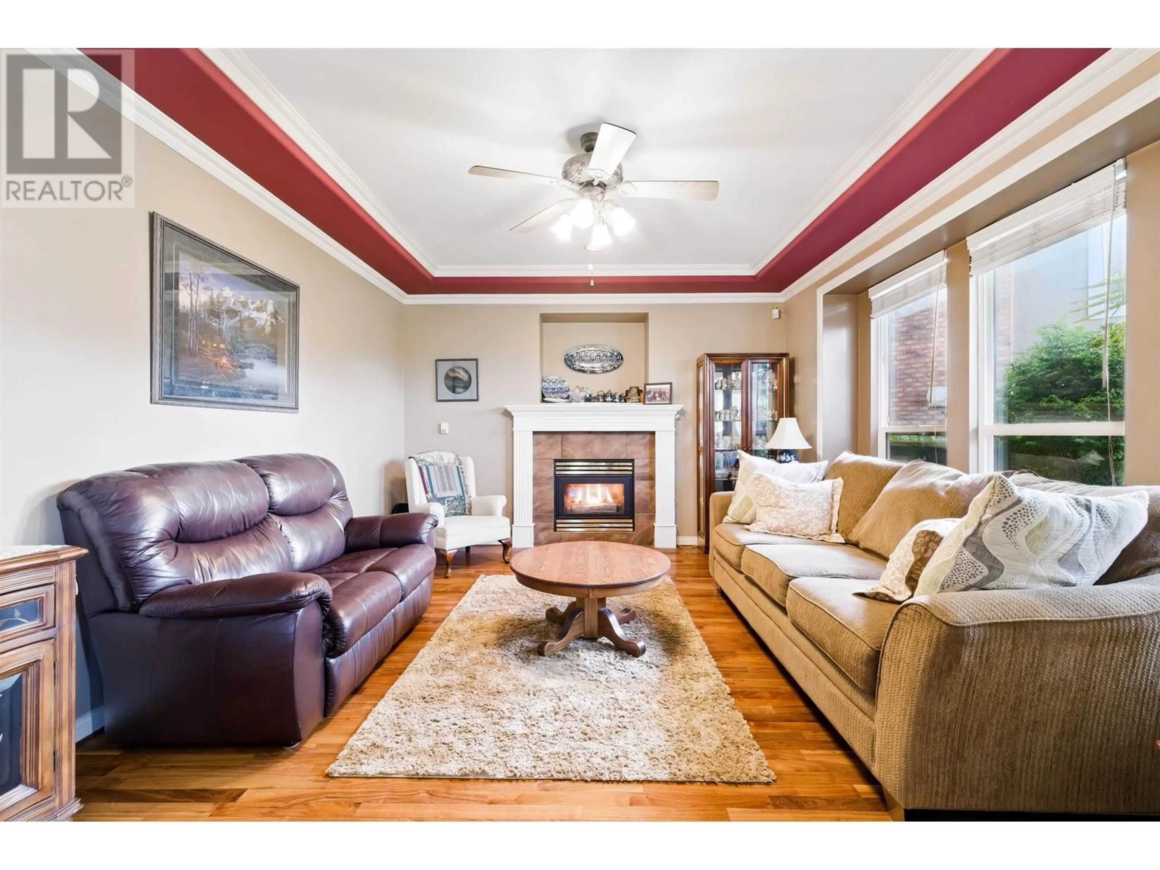 Living room with furniture, wood/laminate floor for 330 ROSEHILL WYND, Delta British Columbia V4M3L9