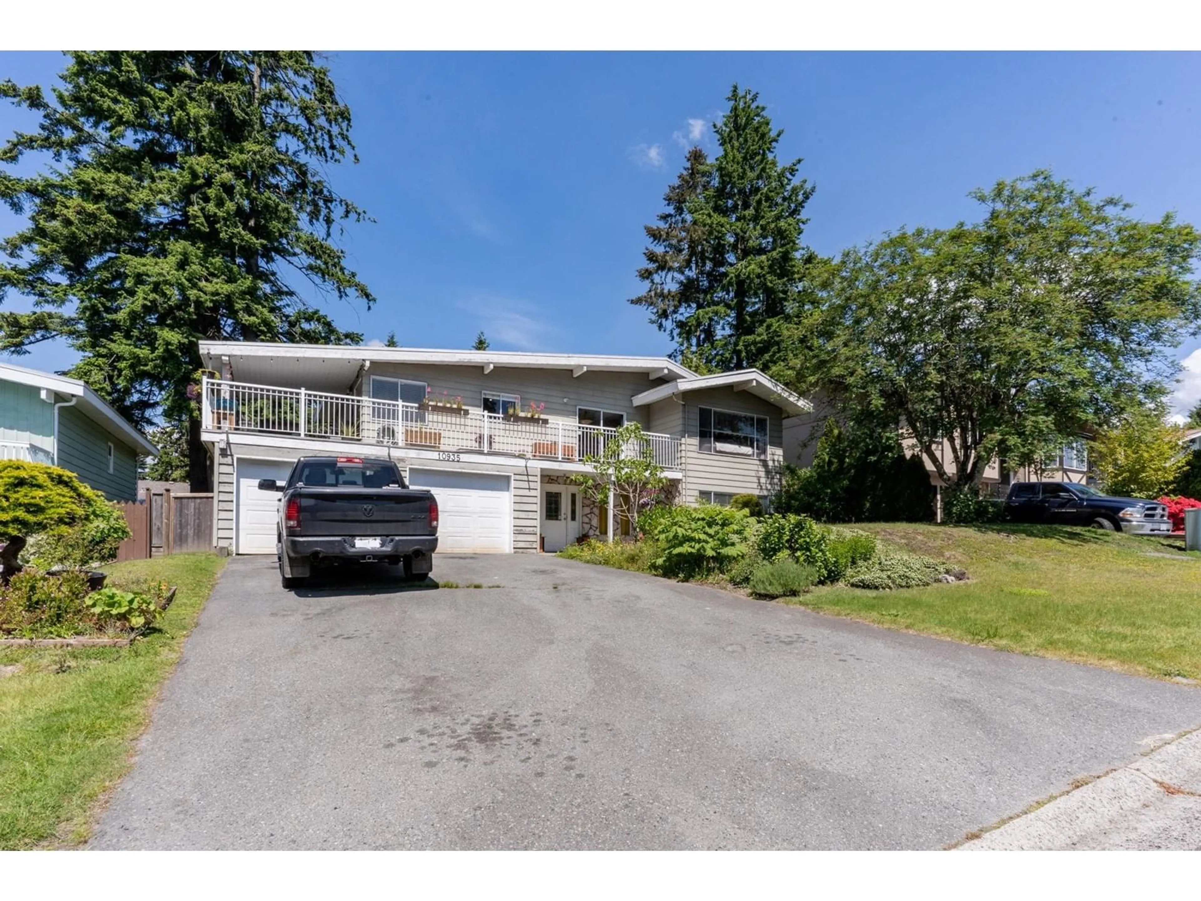 A pic from outside/outdoor area/front of a property/back of a property/a pic from drone, street for 10935 MONROE, Delta British Columbia V4C1N2
