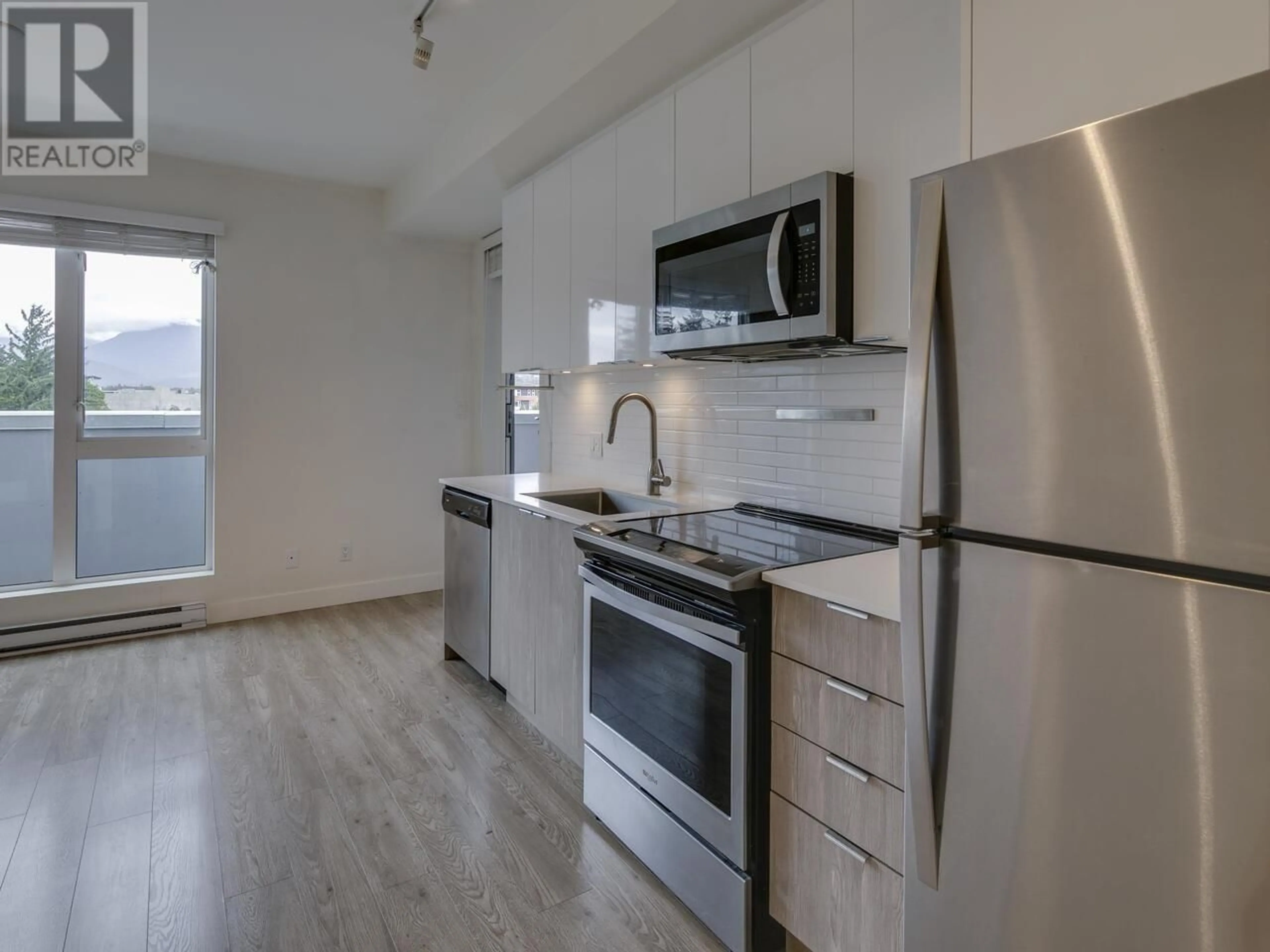 Standard kitchen, wood/laminate floor for 524 - 37881 CLEVELAND AVENUE, Squamish British Columbia V8B0Z7