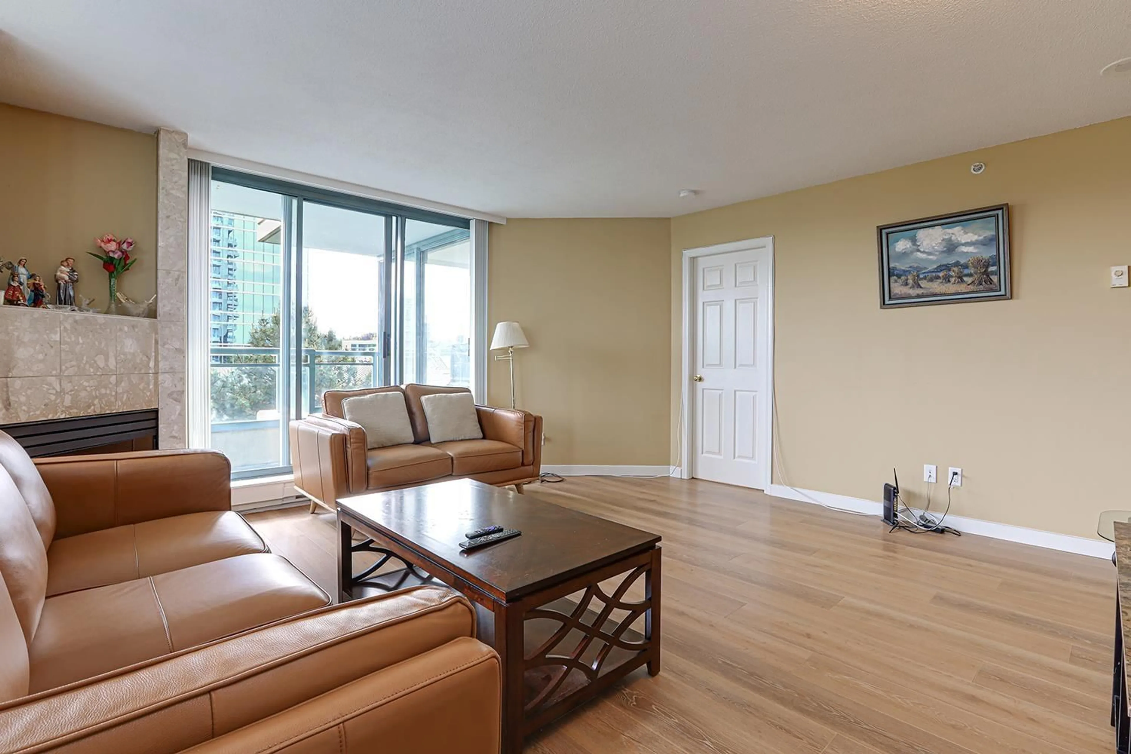 Living room with furniture, wood/laminate floor for 607 - 13383 108, Surrey British Columbia V3T5T6