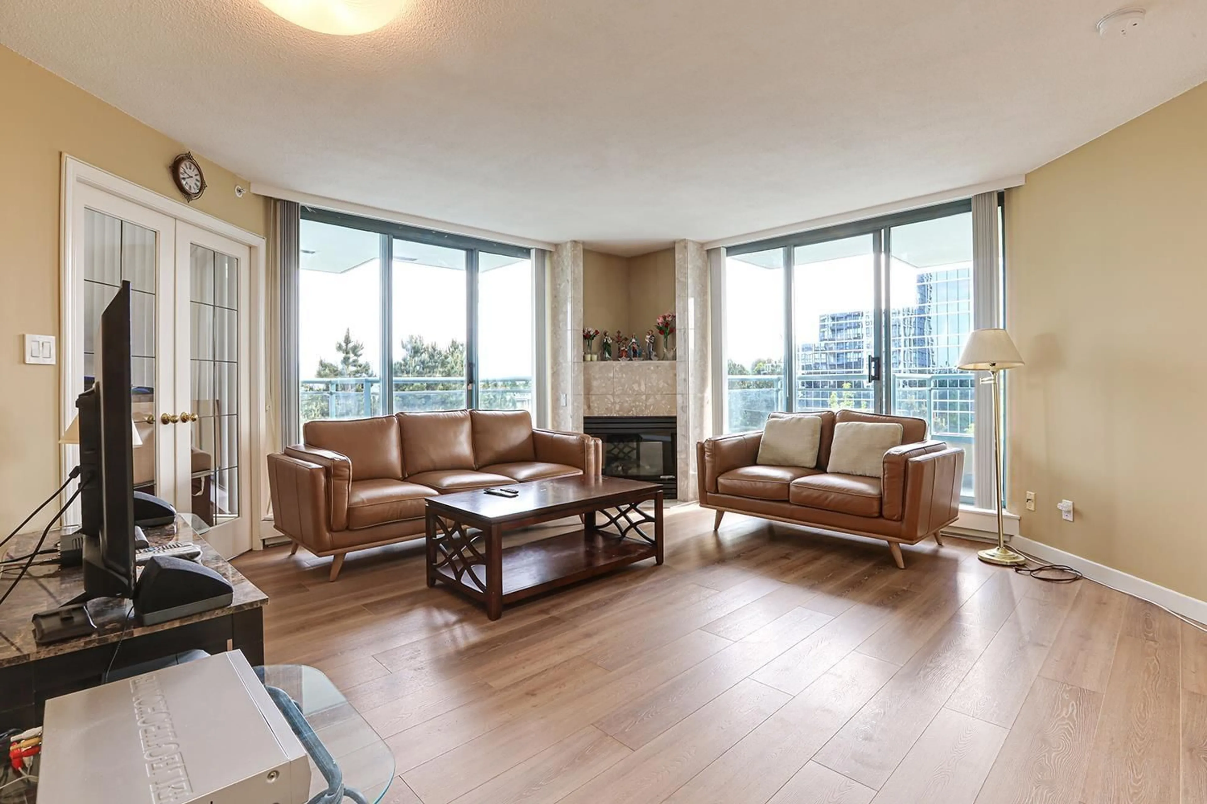 Living room with furniture, wood/laminate floor for 607 - 13383 108, Surrey British Columbia V3T5T6