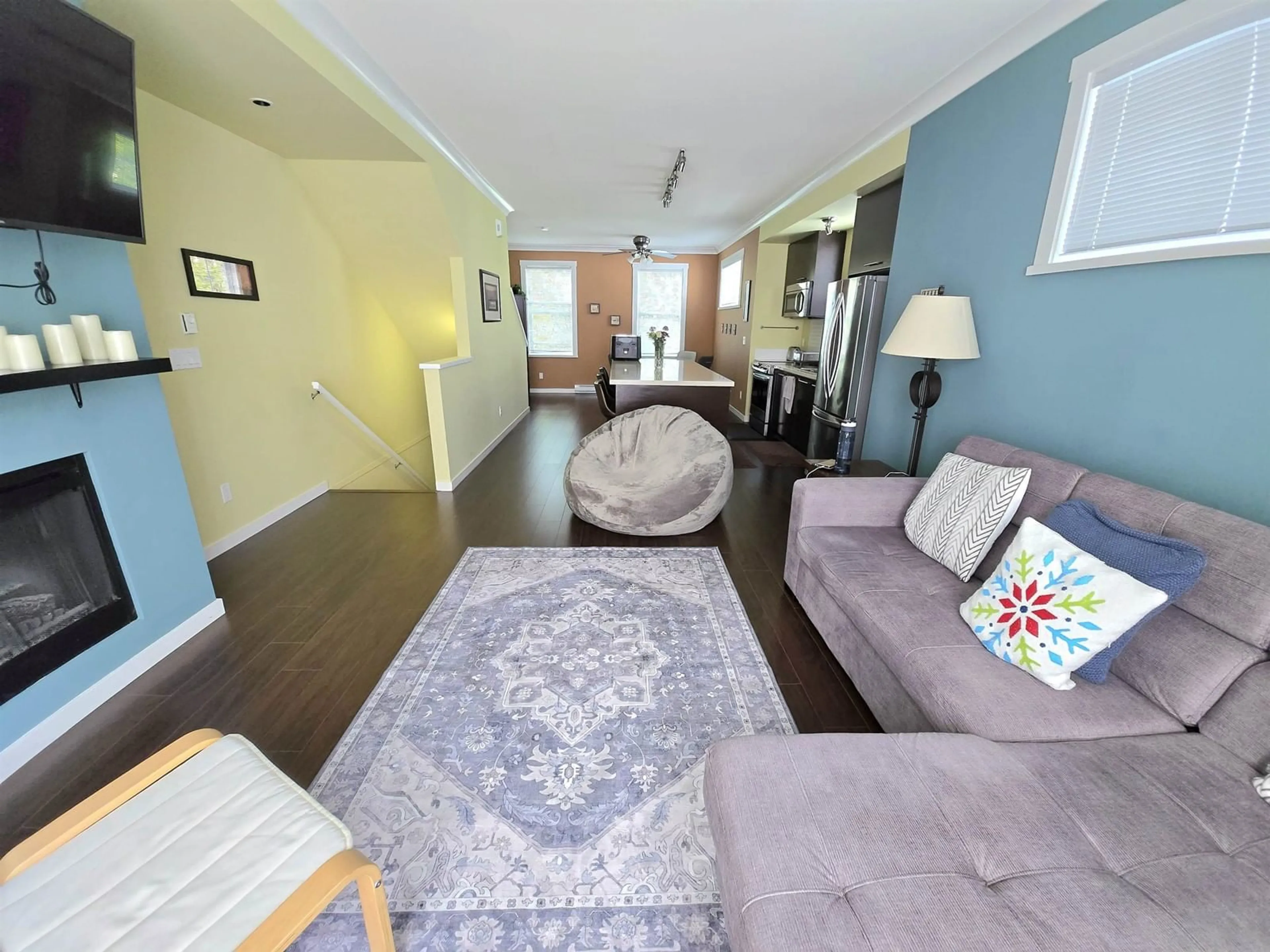 Living room with furniture, unknown for 61 - 18983 72A, Surrey British Columbia V4N1A5