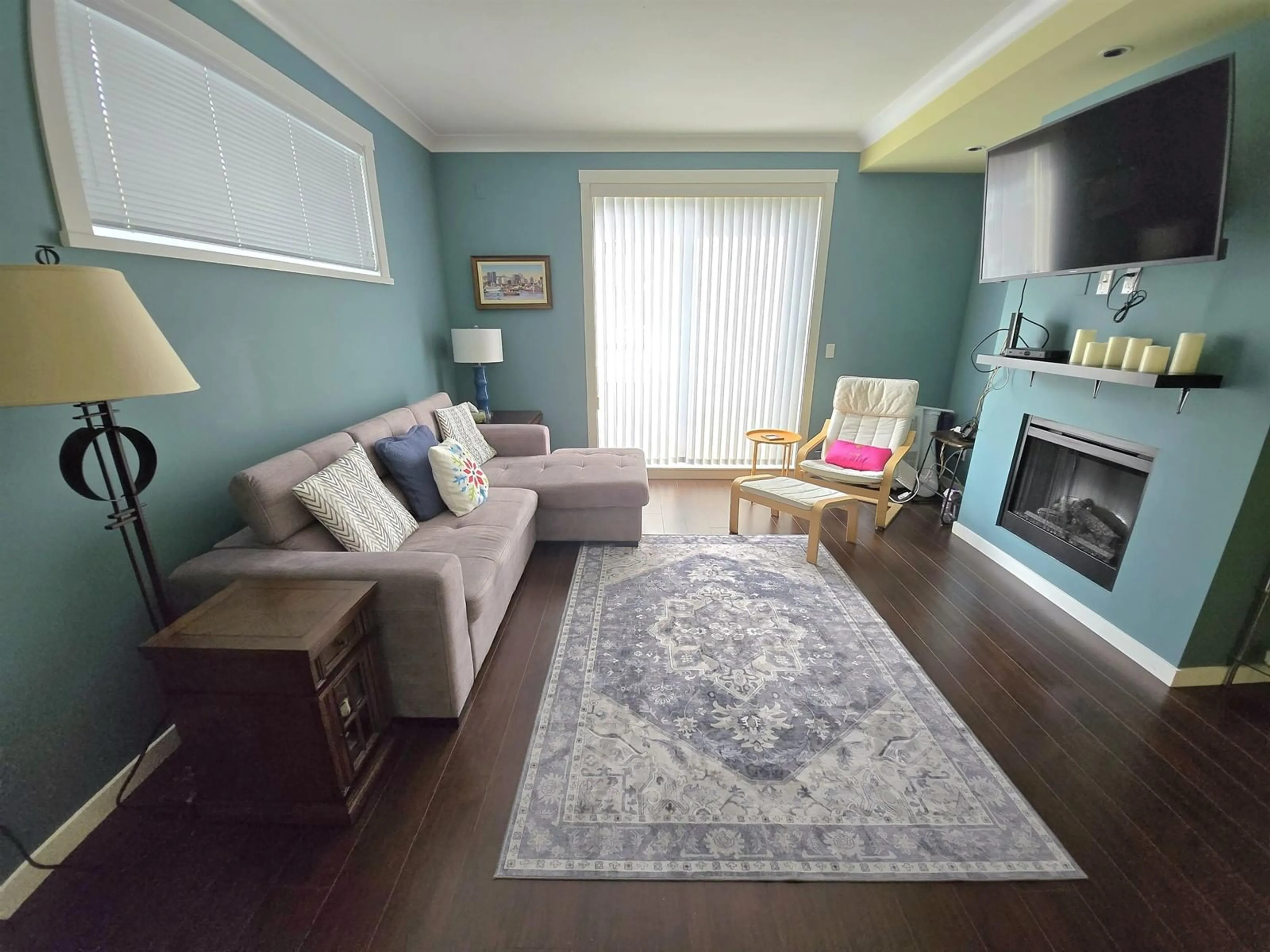 Living room with furniture, wood/laminate floor for 61 - 18983 72A, Surrey British Columbia V4N1A5