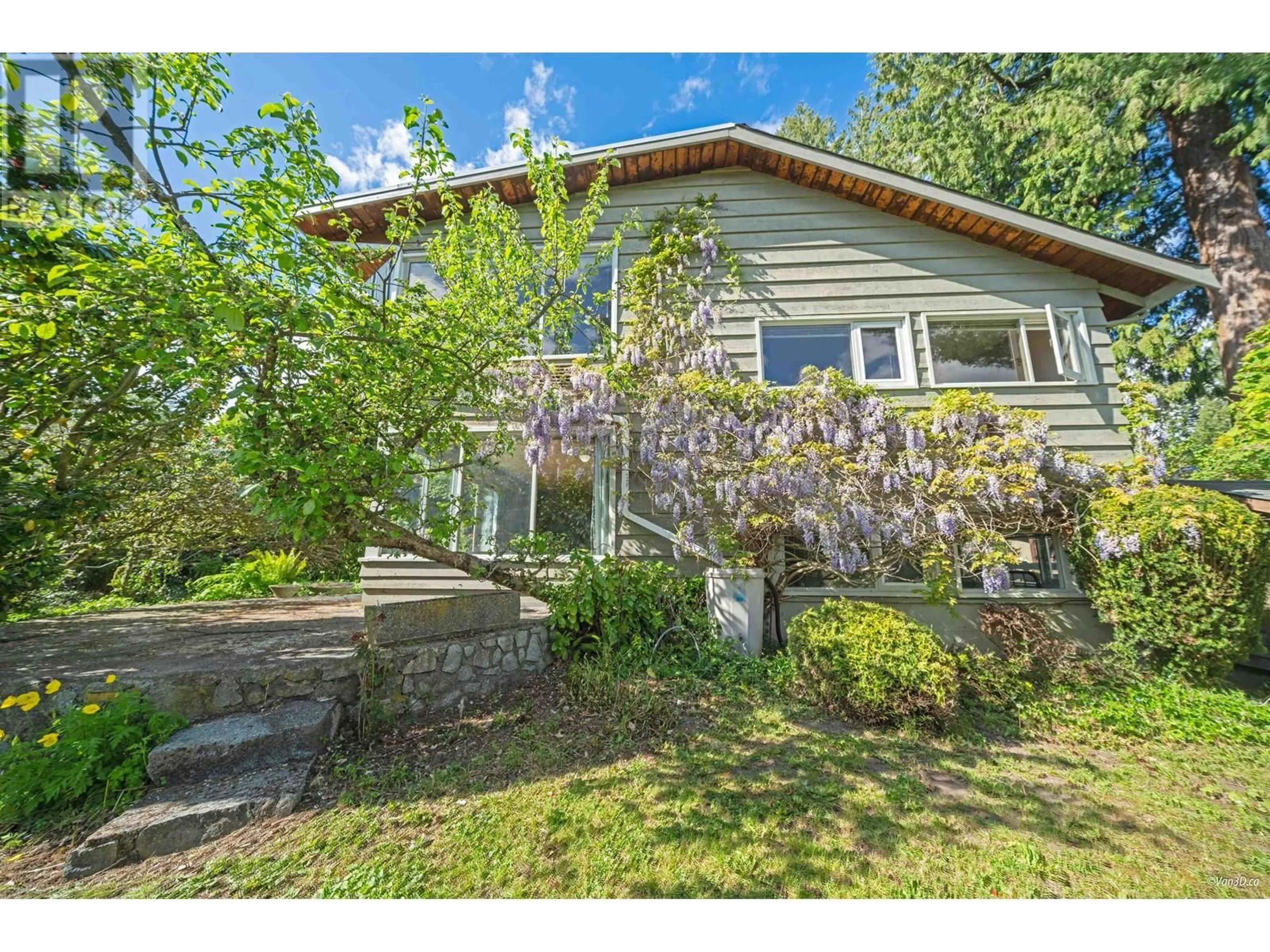 A pic from outside/outdoor area/front of a property/back of a property/a pic from drone, street for 1752 OTTAWA PLACE, West Vancouver British Columbia V7V2T7