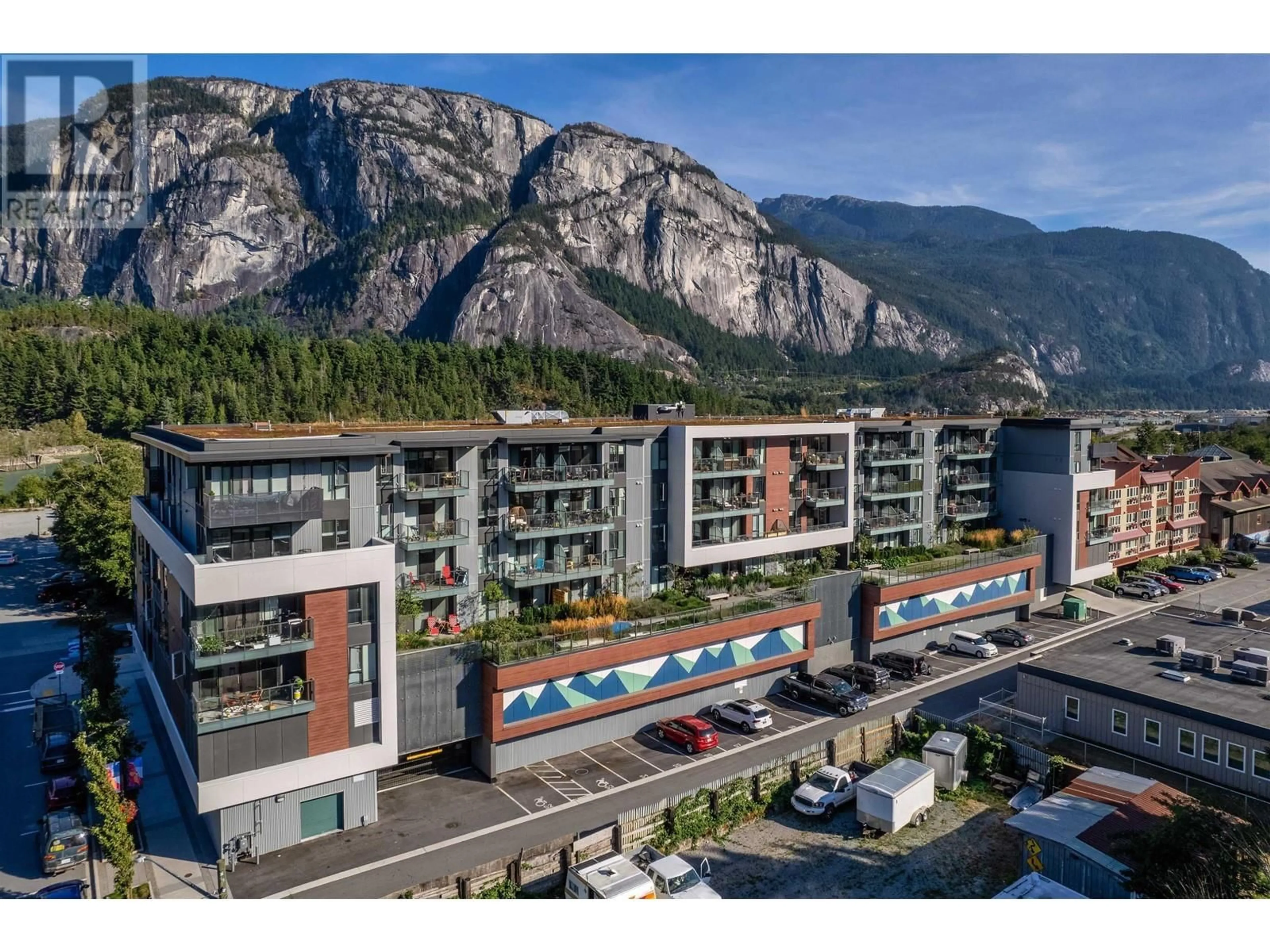 A pic from outside/outdoor area/front of a property/back of a property/a pic from drone, mountain view for 507 - 37881 CLEVELAND AVENUE, Squamish British Columbia V8B0Z7