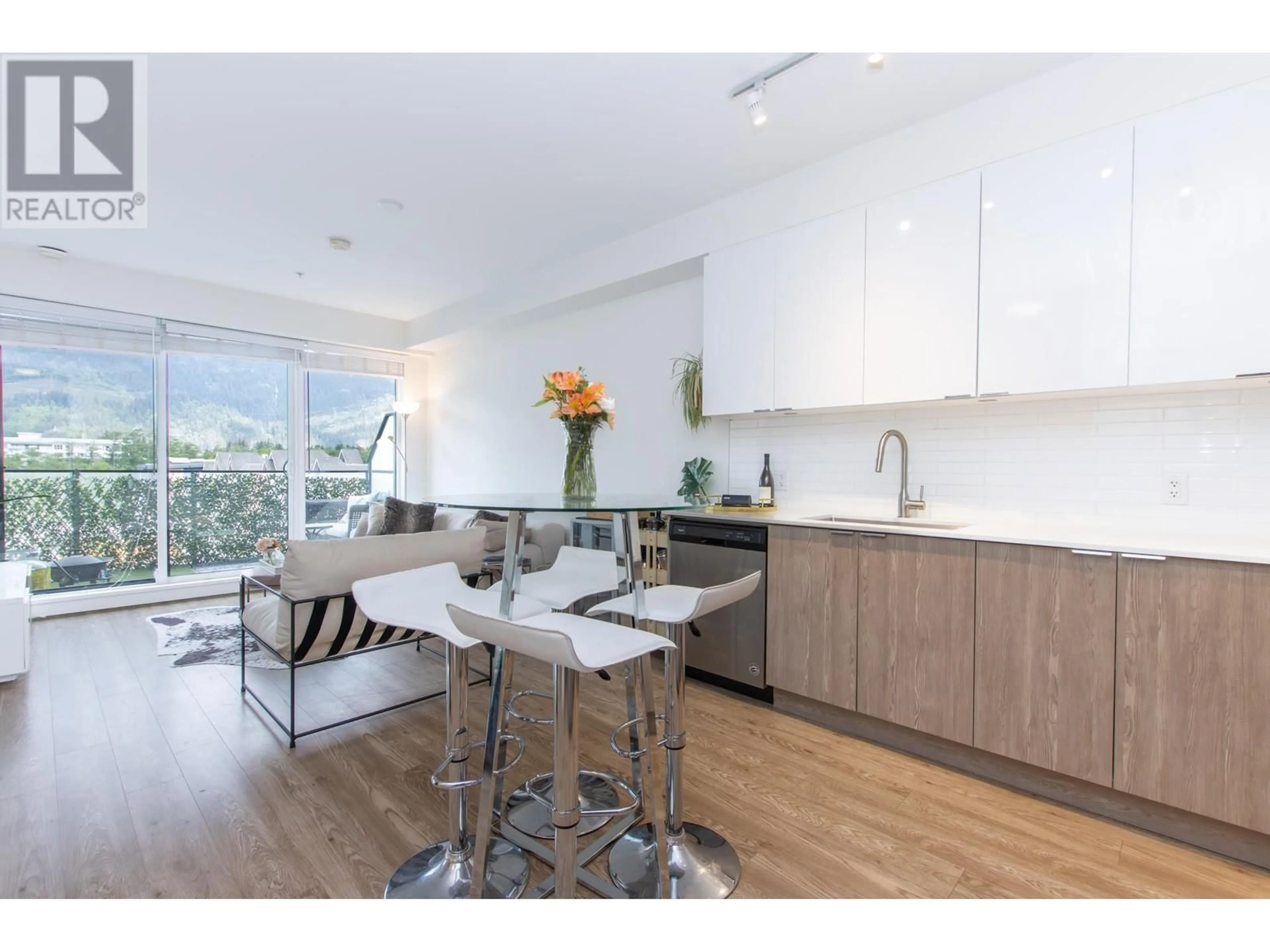 Open concept kitchen, wood/laminate floor for 507 - 37881 CLEVELAND AVENUE, Squamish British Columbia V8B0Z7