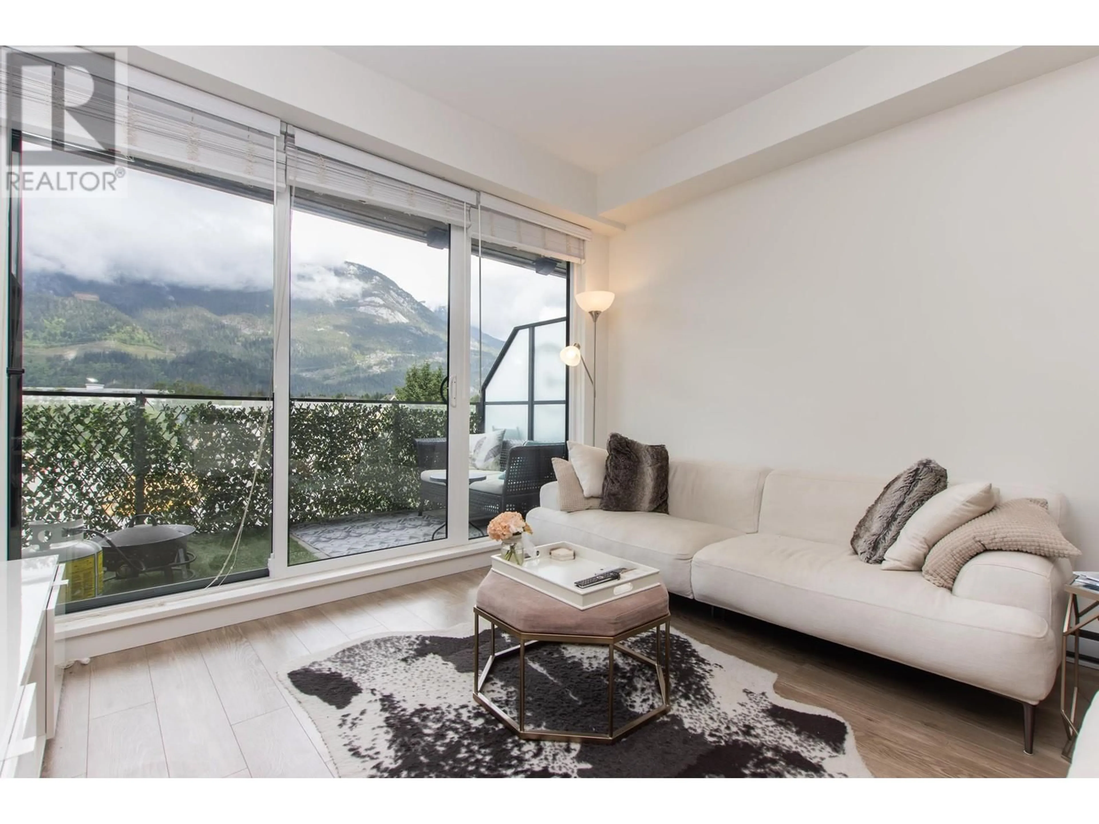 Living room with furniture, unknown for 507 - 37881 CLEVELAND AVENUE, Squamish British Columbia V8B0Z7