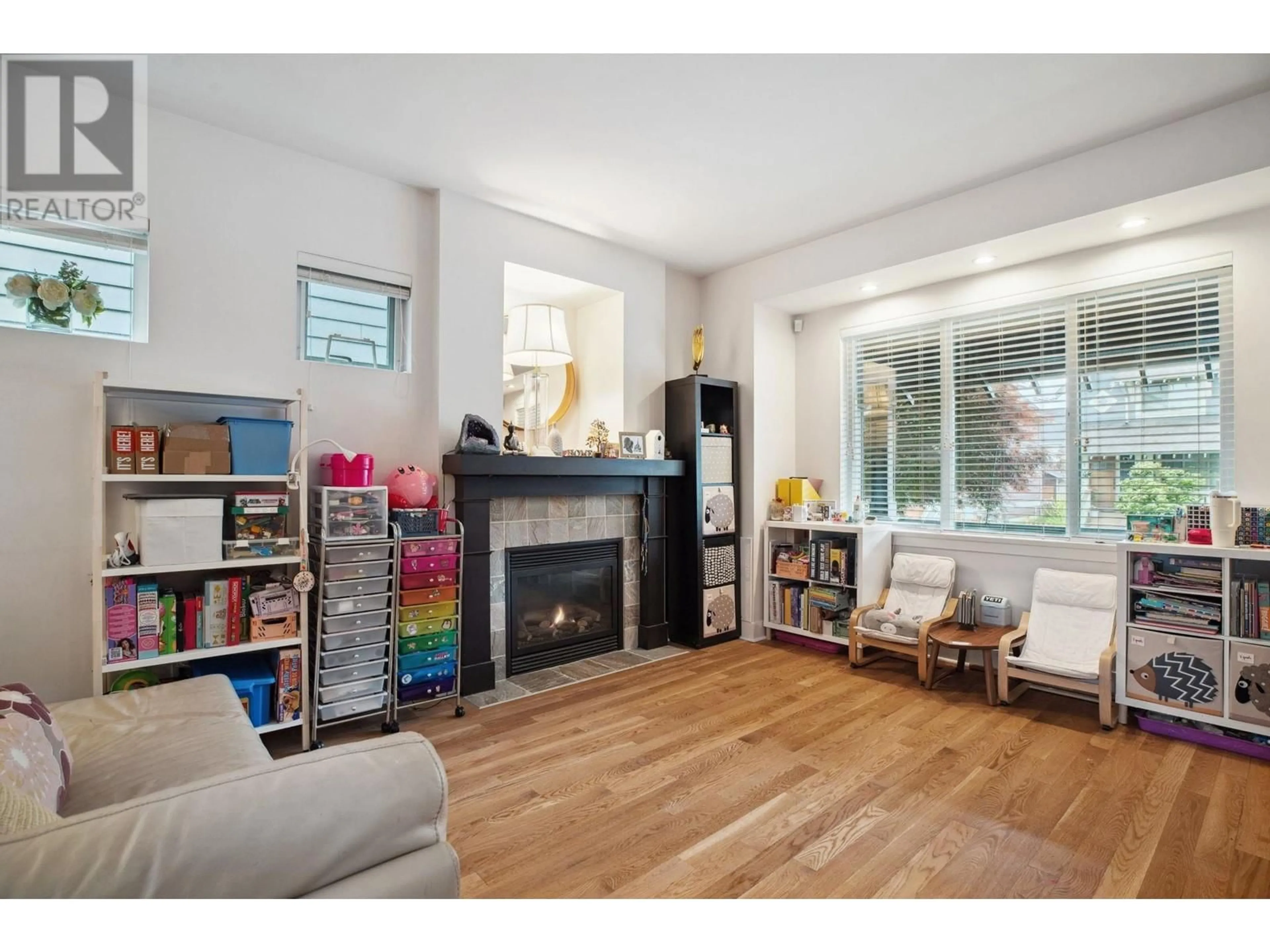 Living room with furniture, wood/laminate floor for 264 JENSEN STREET, New Westminster British Columbia V3M0E7