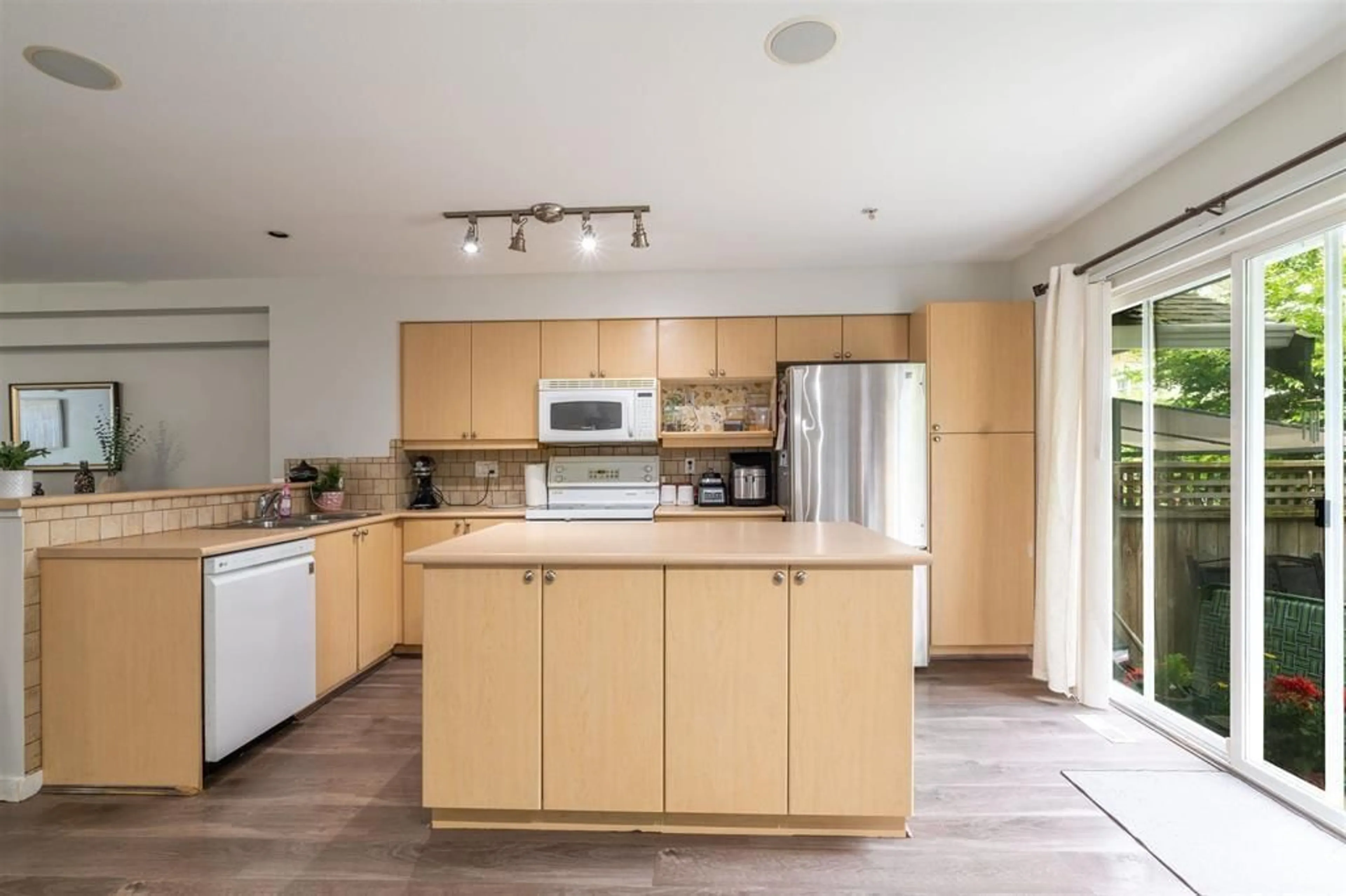 Open concept kitchen, unknown for 80 - 12711 64, Surrey British Columbia V3W3P3