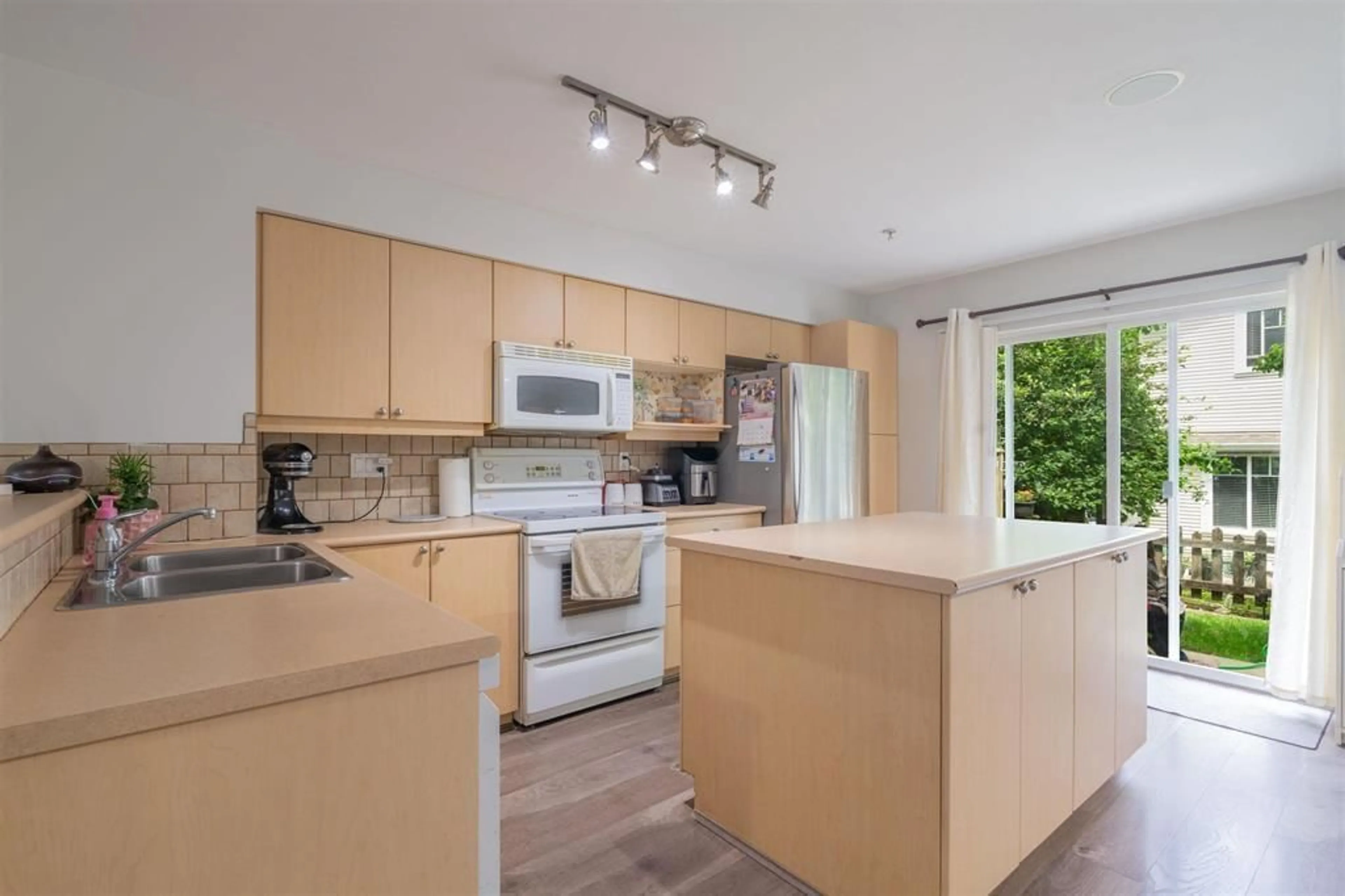 Open concept kitchen, wood/laminate floor for 80 - 12711 64, Surrey British Columbia V3W3P3