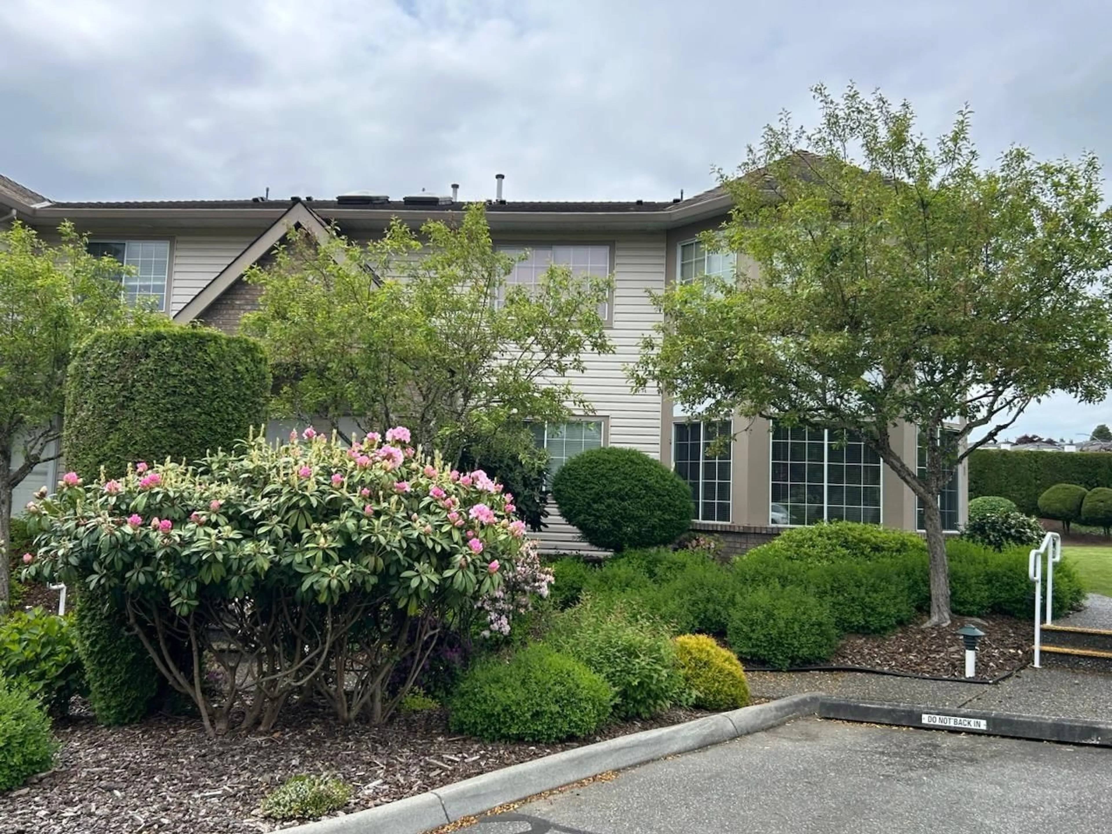 A pic from outside/outdoor area/front of a property/back of a property/a pic from drone, street for 1 - 3110 TRAFALGAR, Abbotsford British Columbia V2S7X7